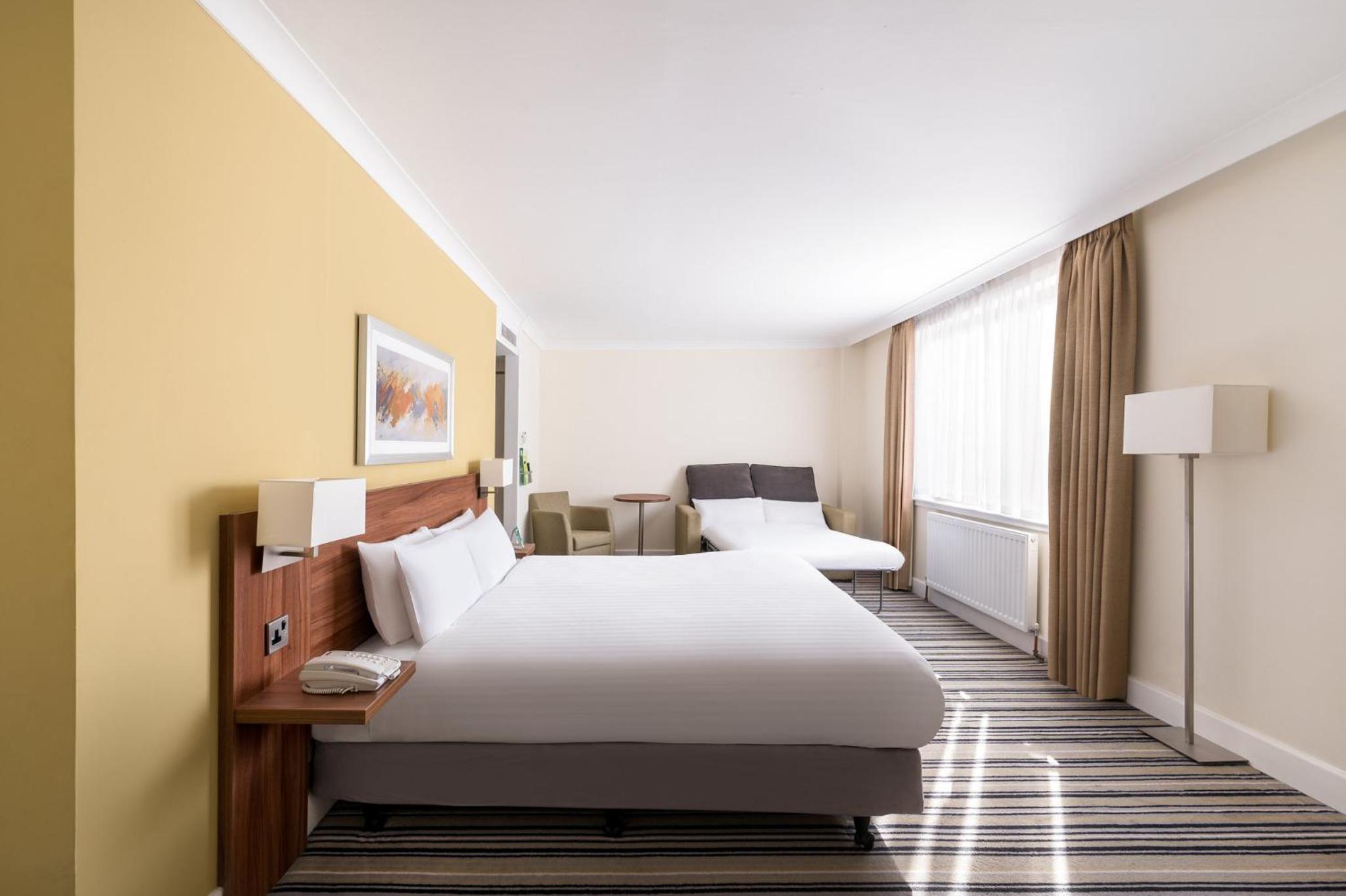 Premium King Room with Sofa Bed - Photo 3