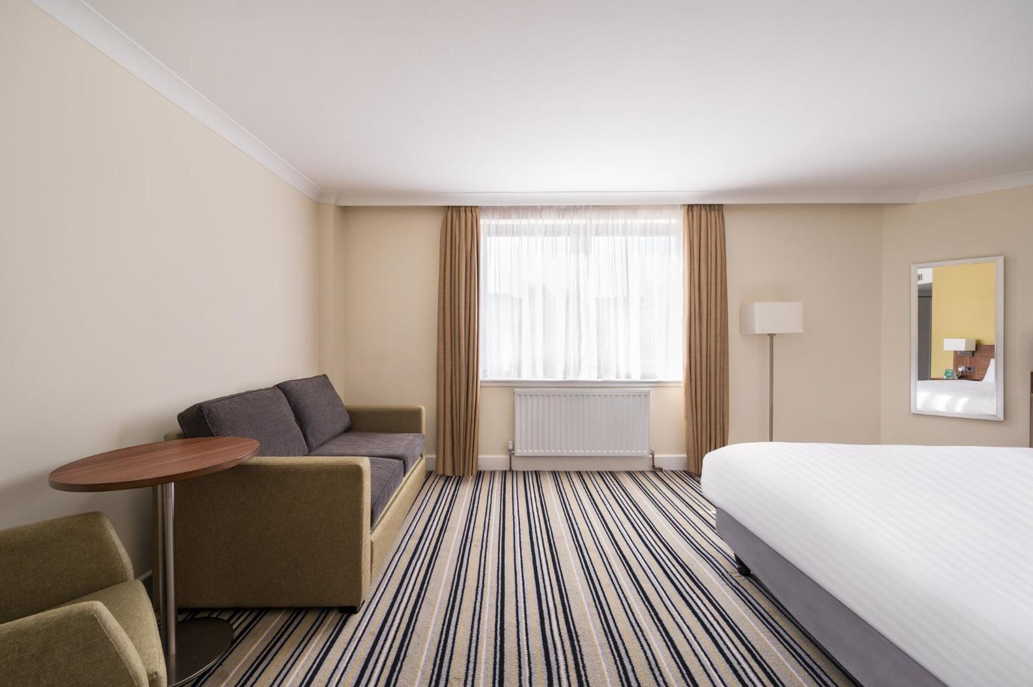 Premium King Room with Sofa Bed - Photo 5