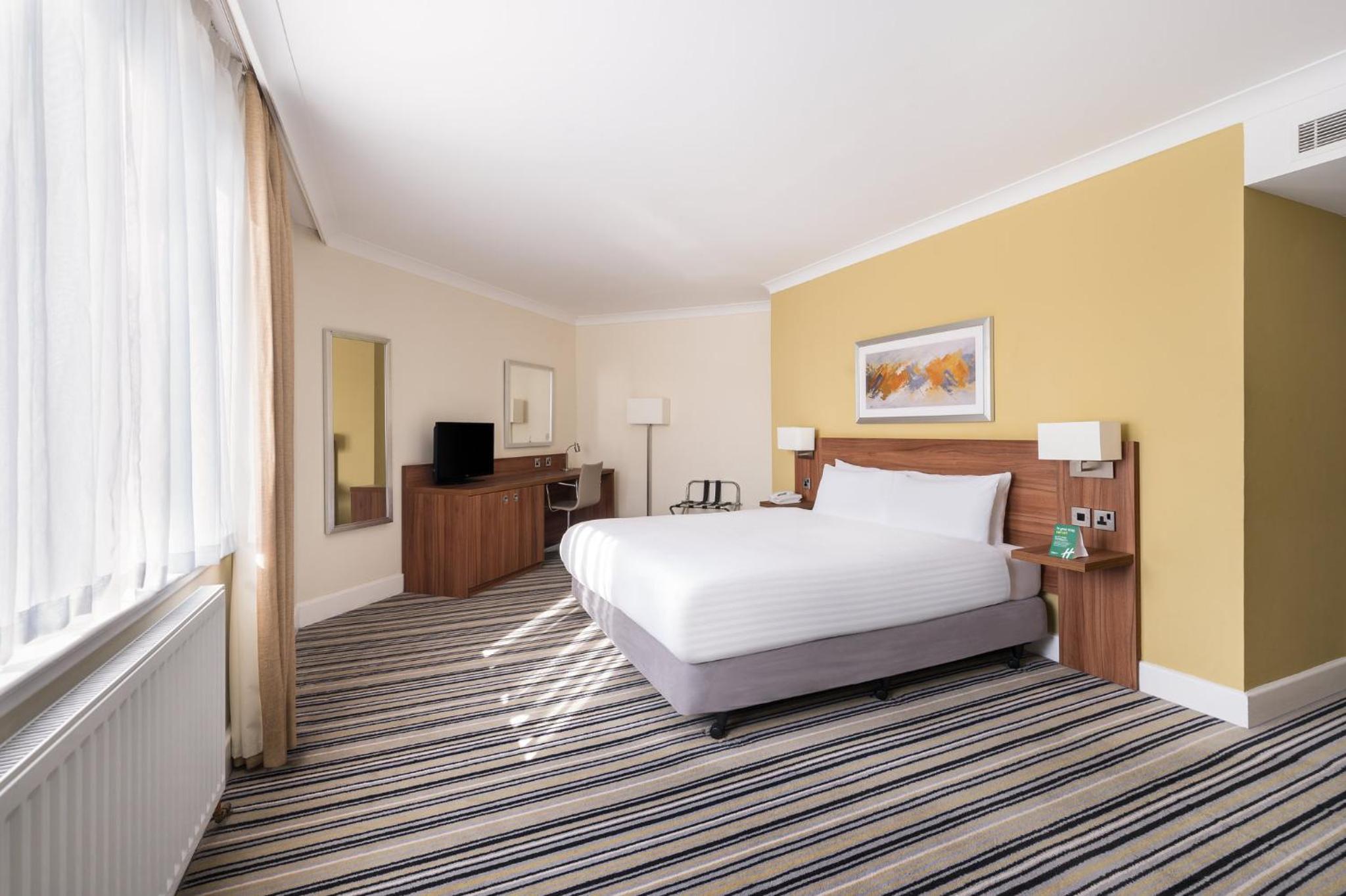 Premium King Room with Sofa Bed - Photo 6