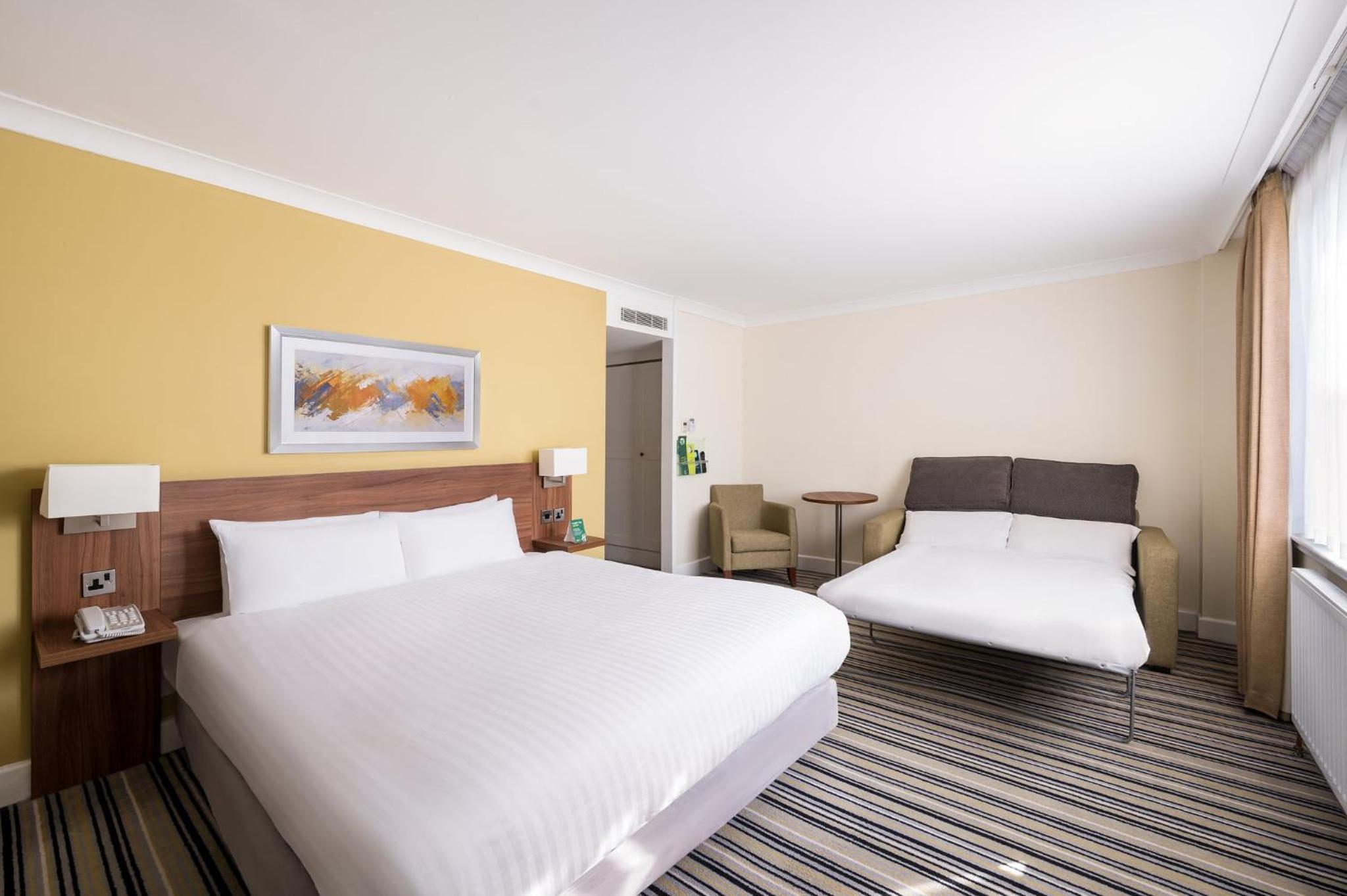 Premium King Room with Sofa Bed - Photo 4