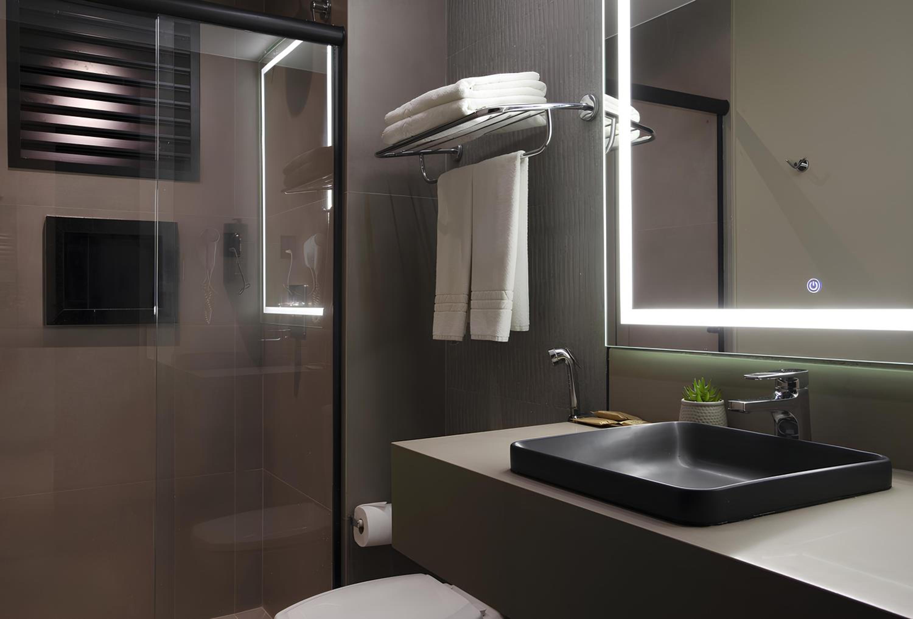 Luxury Double - 1 Queen Bed - Photo 5