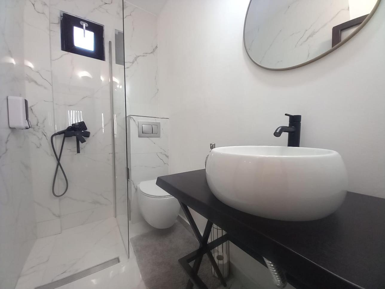 Large Twin Room - Photo 2