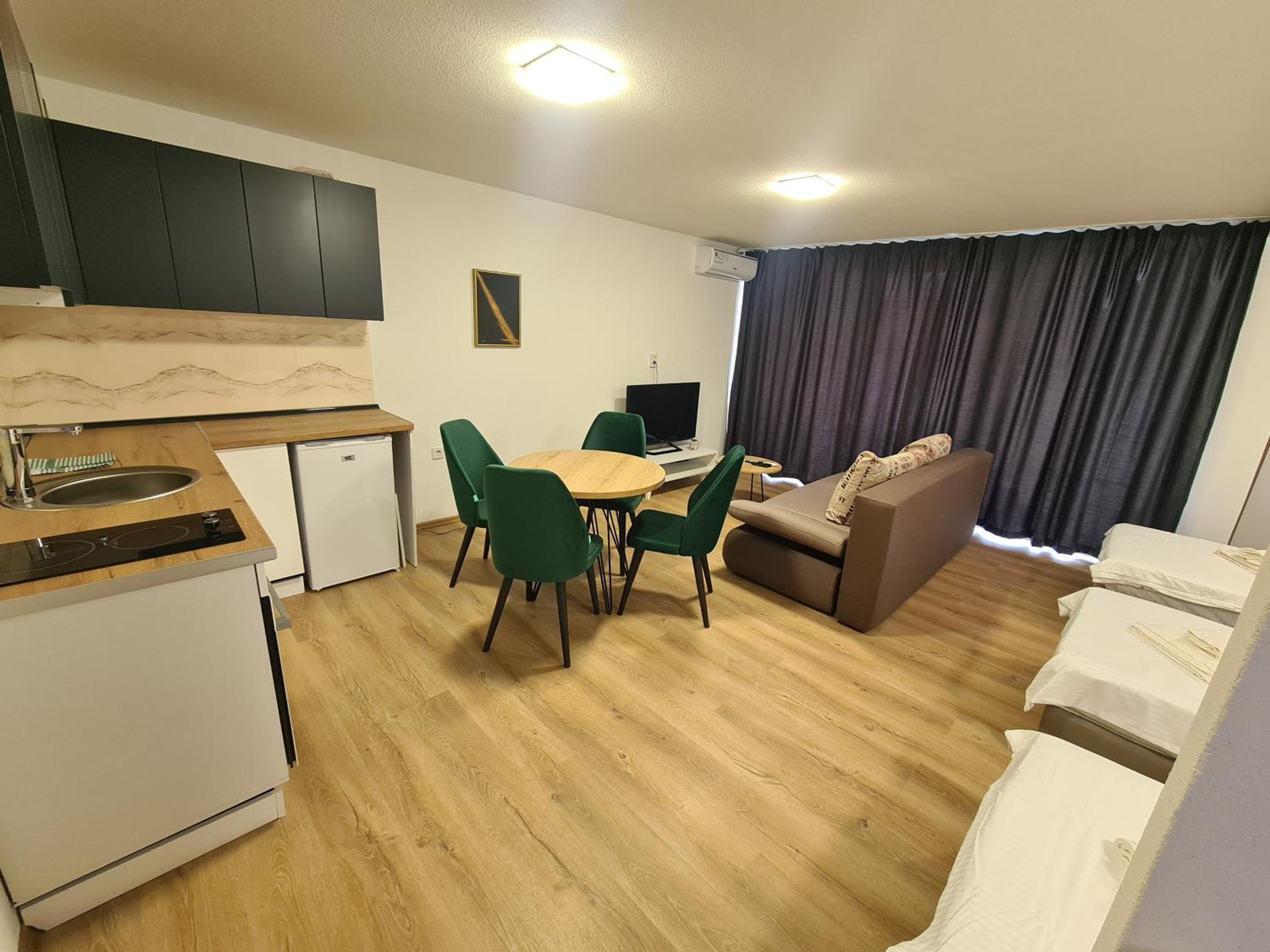 One-Bedroom Apartment with Balcony and City View photo 2