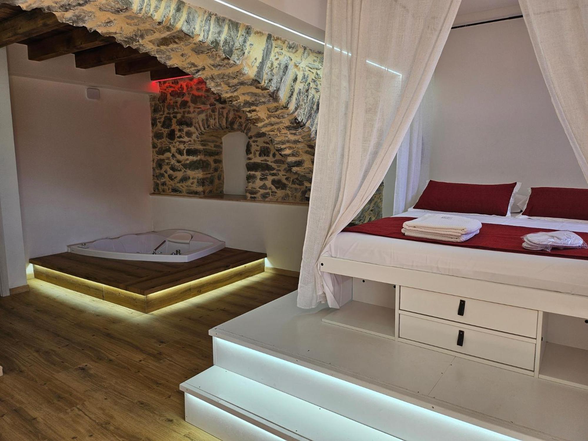 Queen Suite with Spa Bath - Photo 6