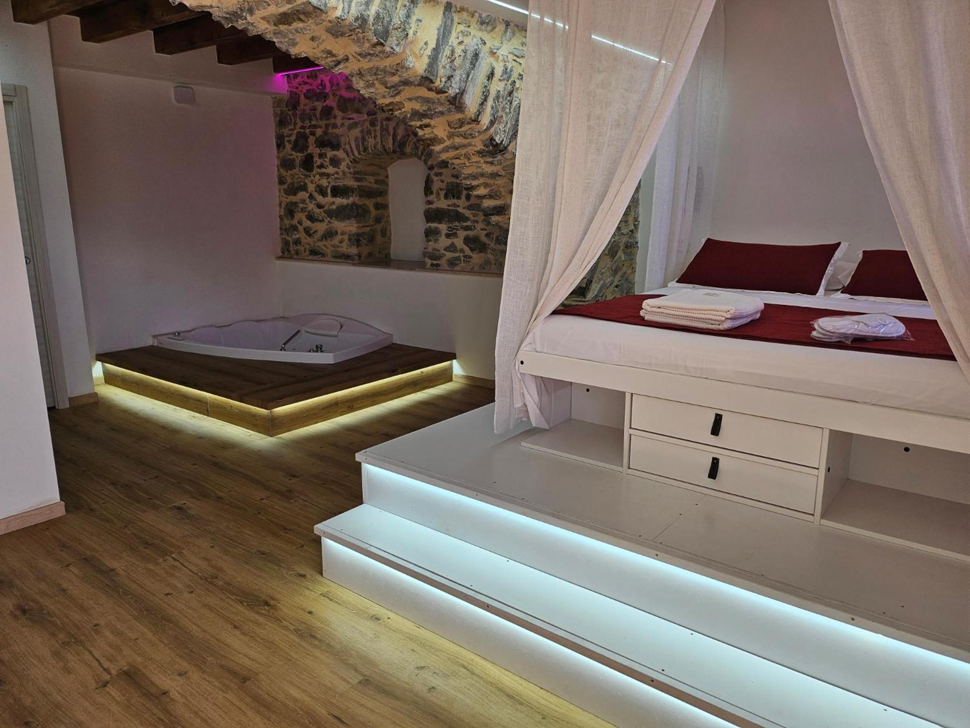 Queen Suite with Spa Bath - Photo 1