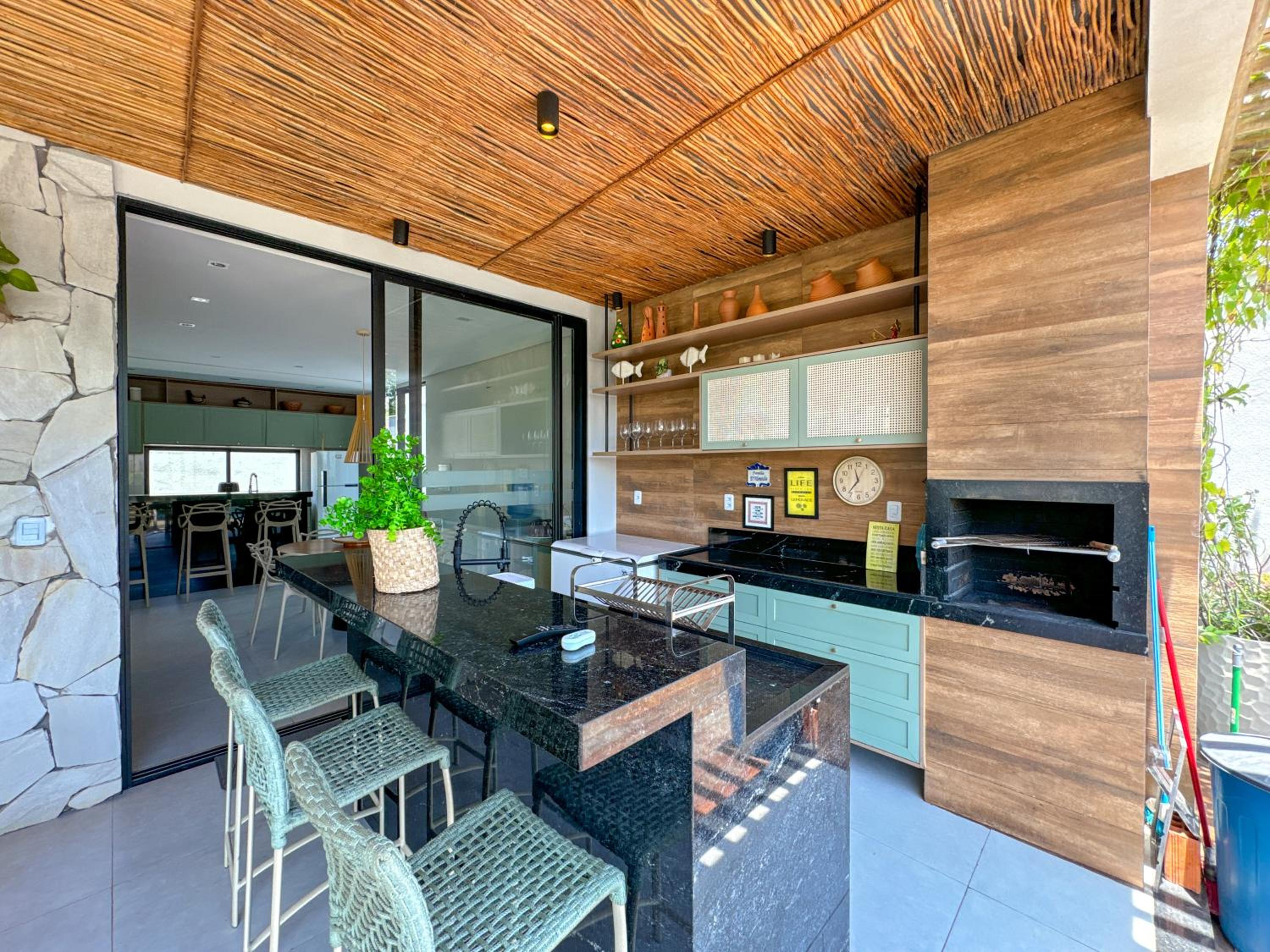 Five-Bedroom House photo 2