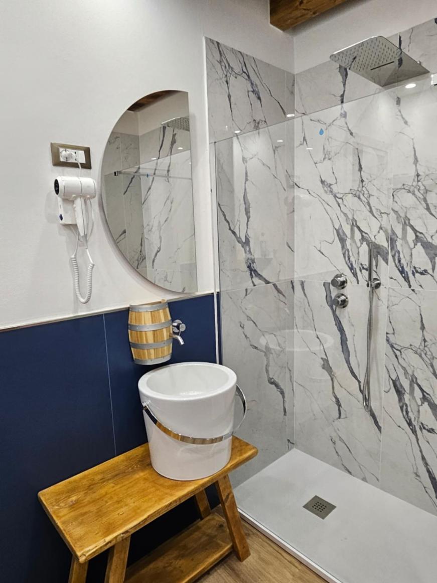 Queen Suite with Spa Bath - Photo 8
