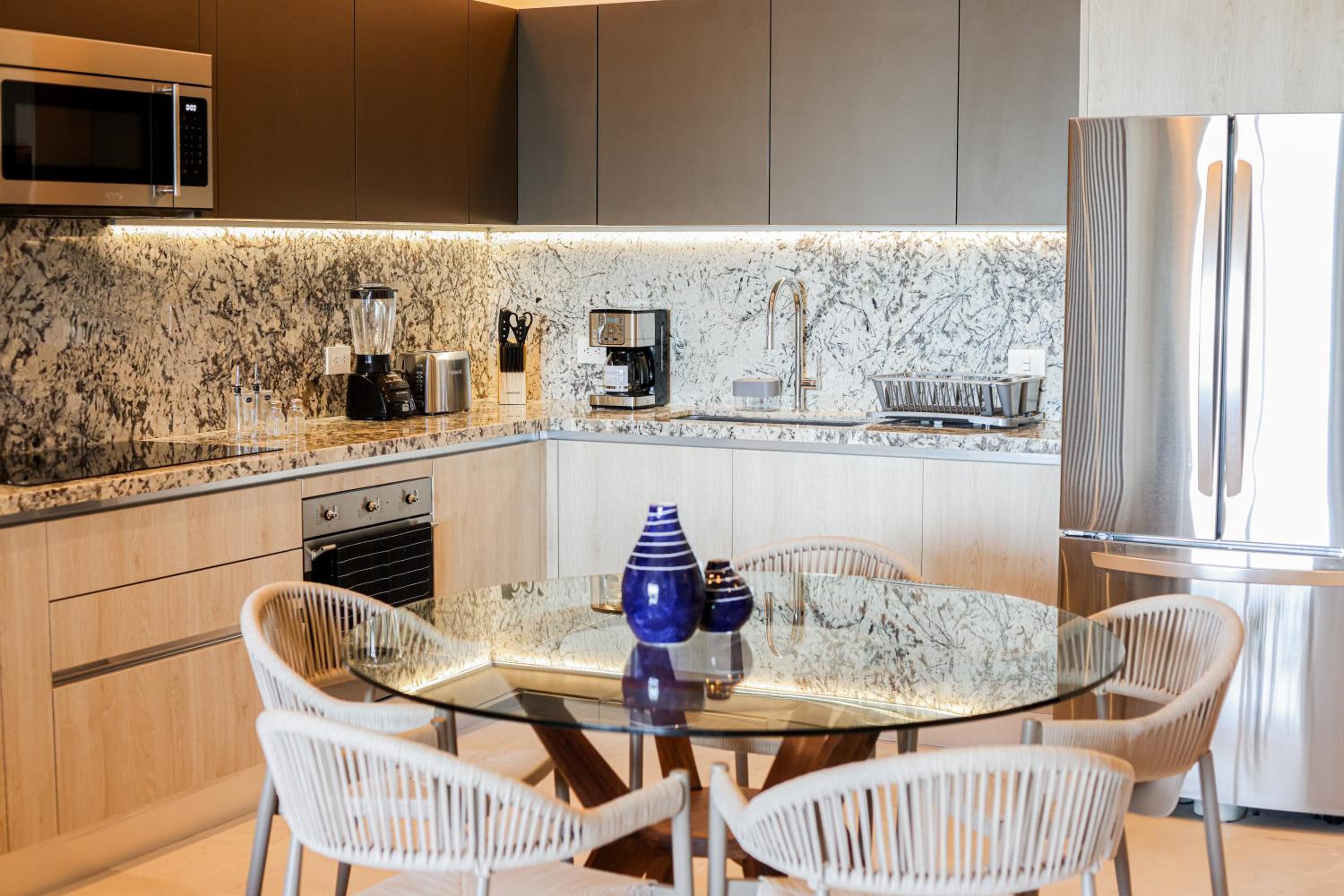 Deluxe One-Bedroom Apartment with Ocean View photo 2