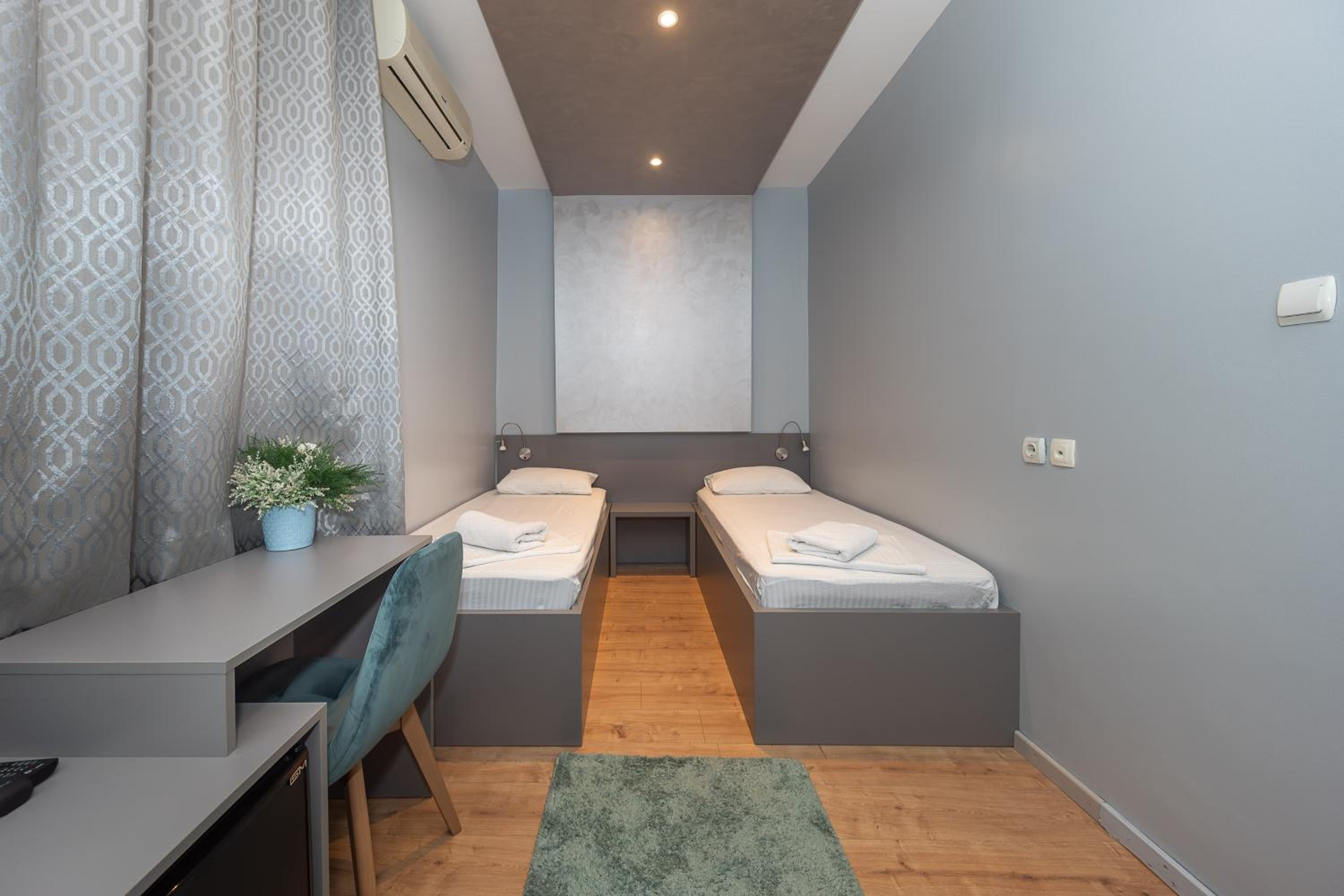 Twin Room - Photo 12
