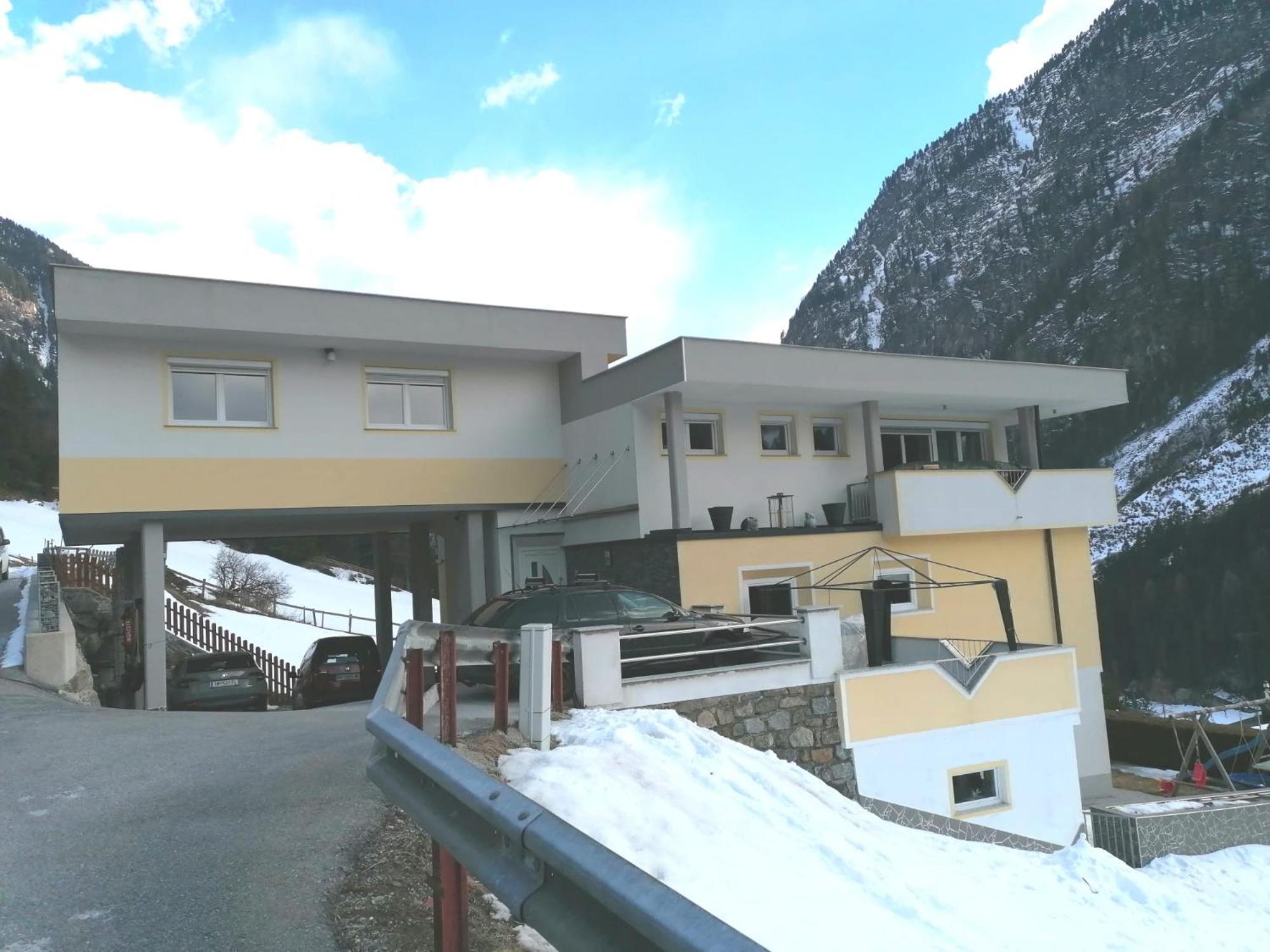 Two-Bedroom Apartment with Mountain View photo 2