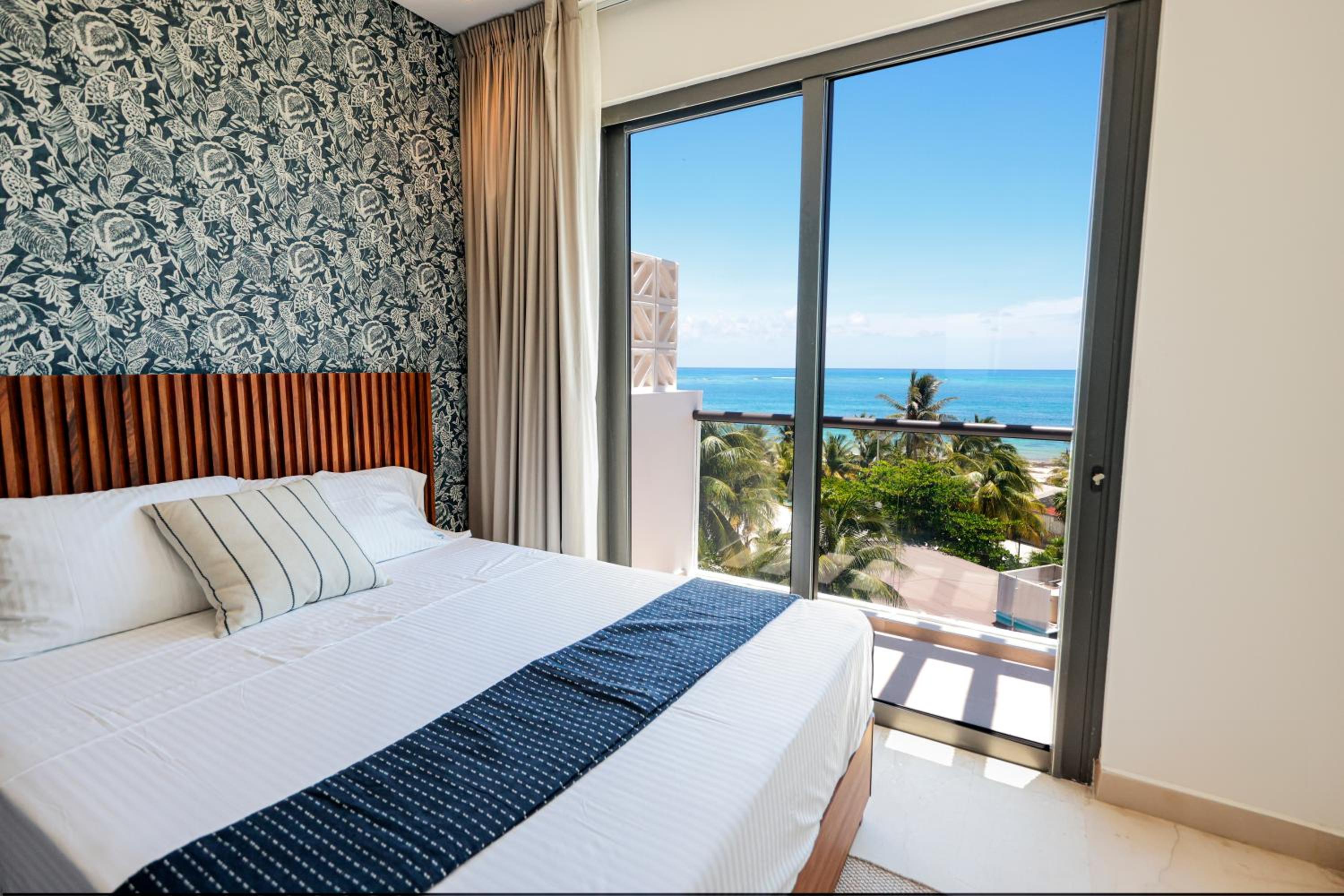 Deluxe One-Bedroom Apartment with Ocean View photo 3