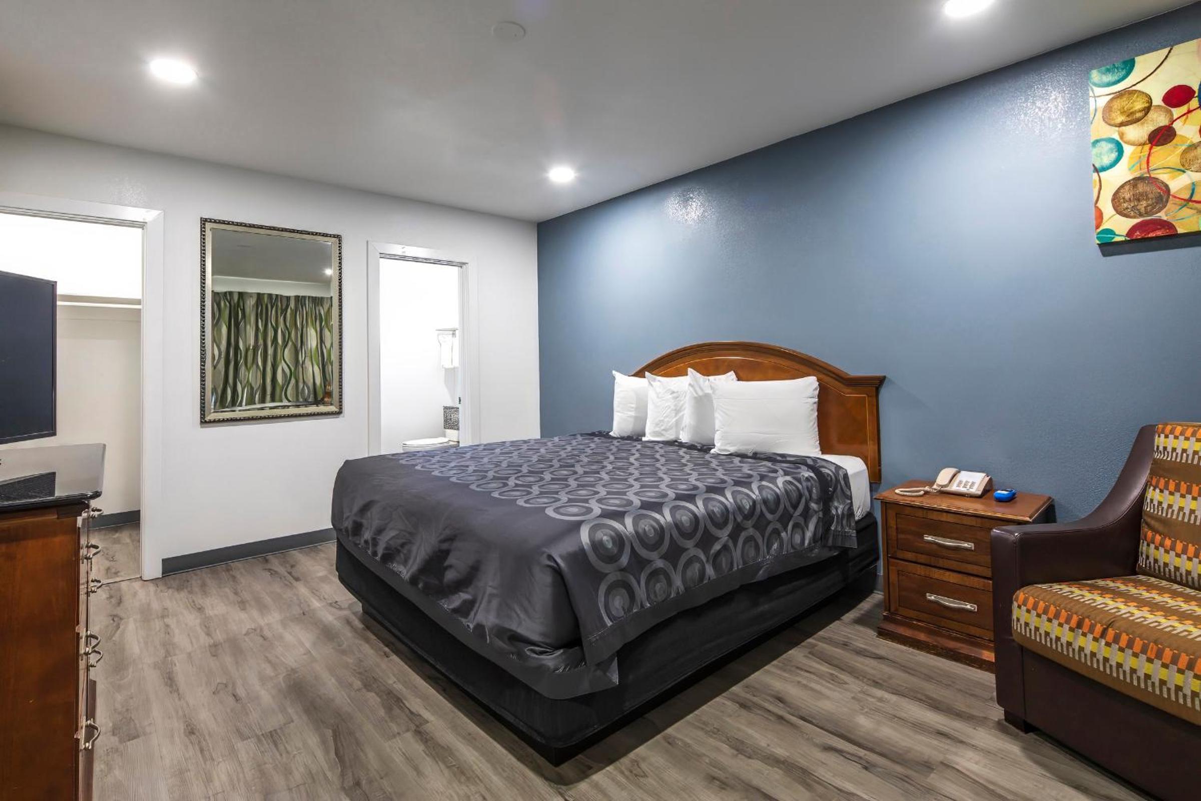 King Room with Kitchen - Non-smoking