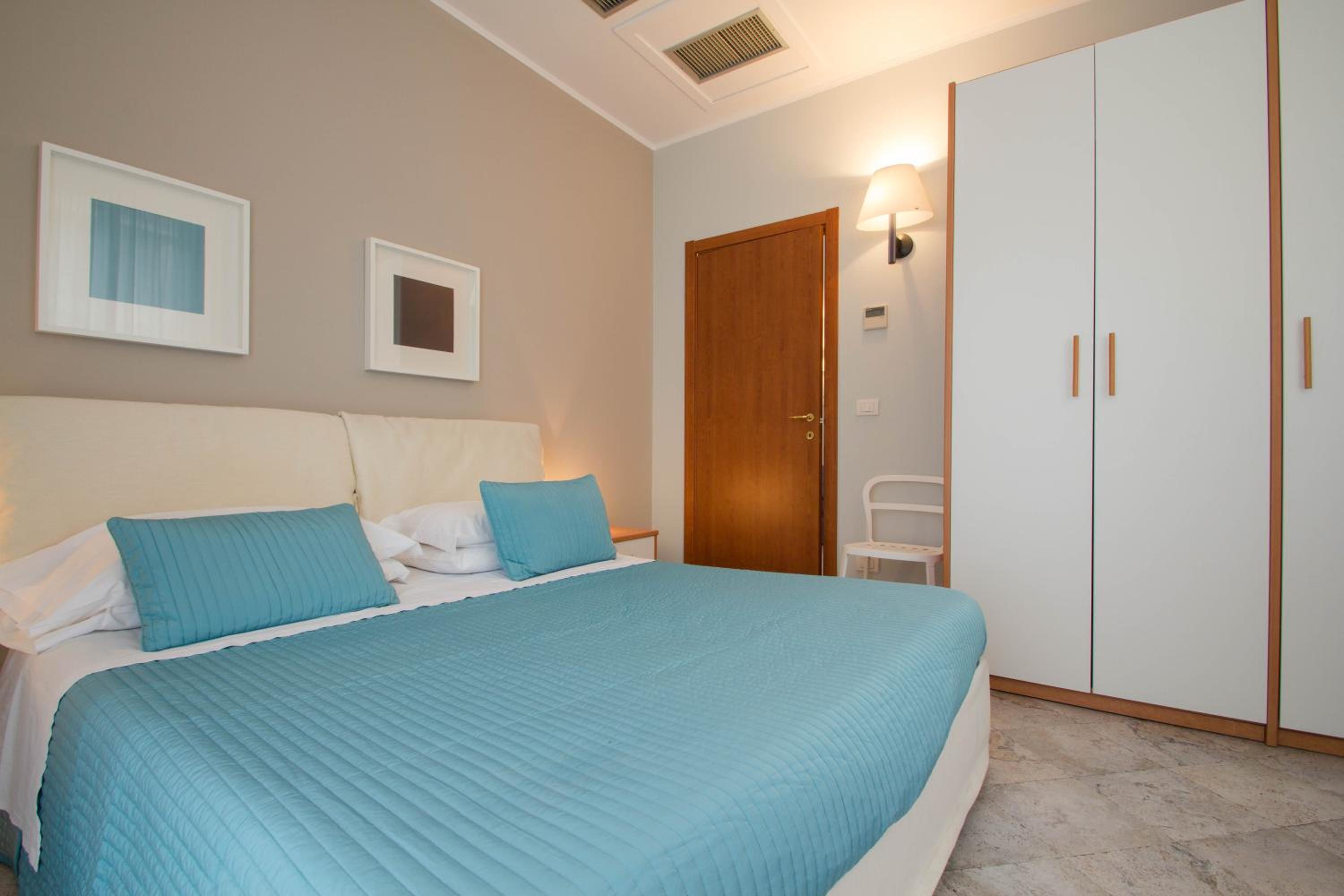 One-Bedroom Apartment - Photo 11