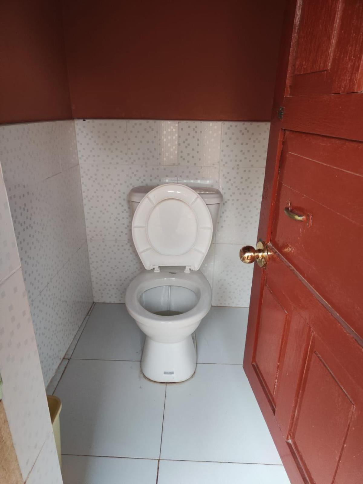 Family Room with Shared Bathroom photo 3