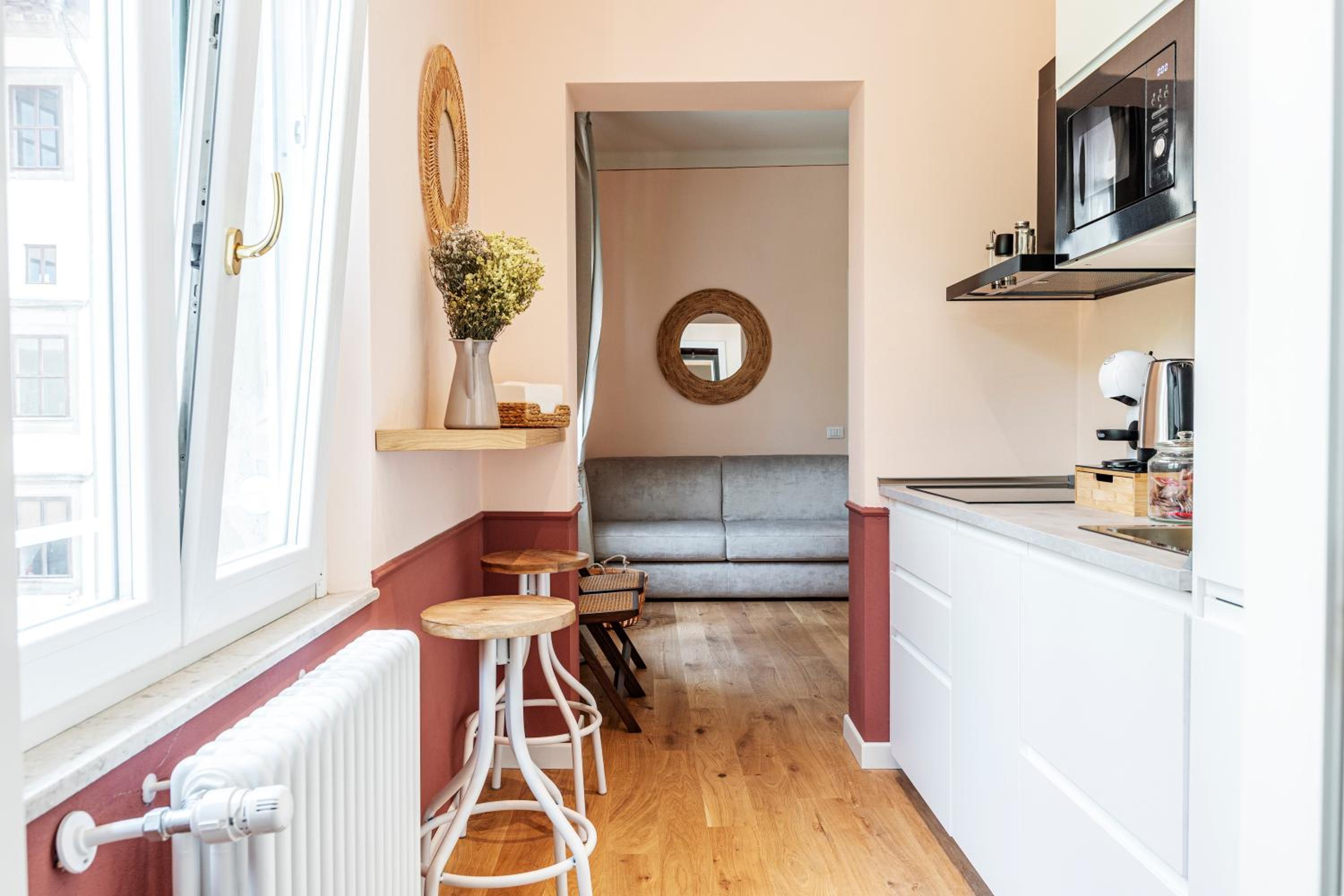 Deluxe One-Bedroom Apartment with City View photo 2