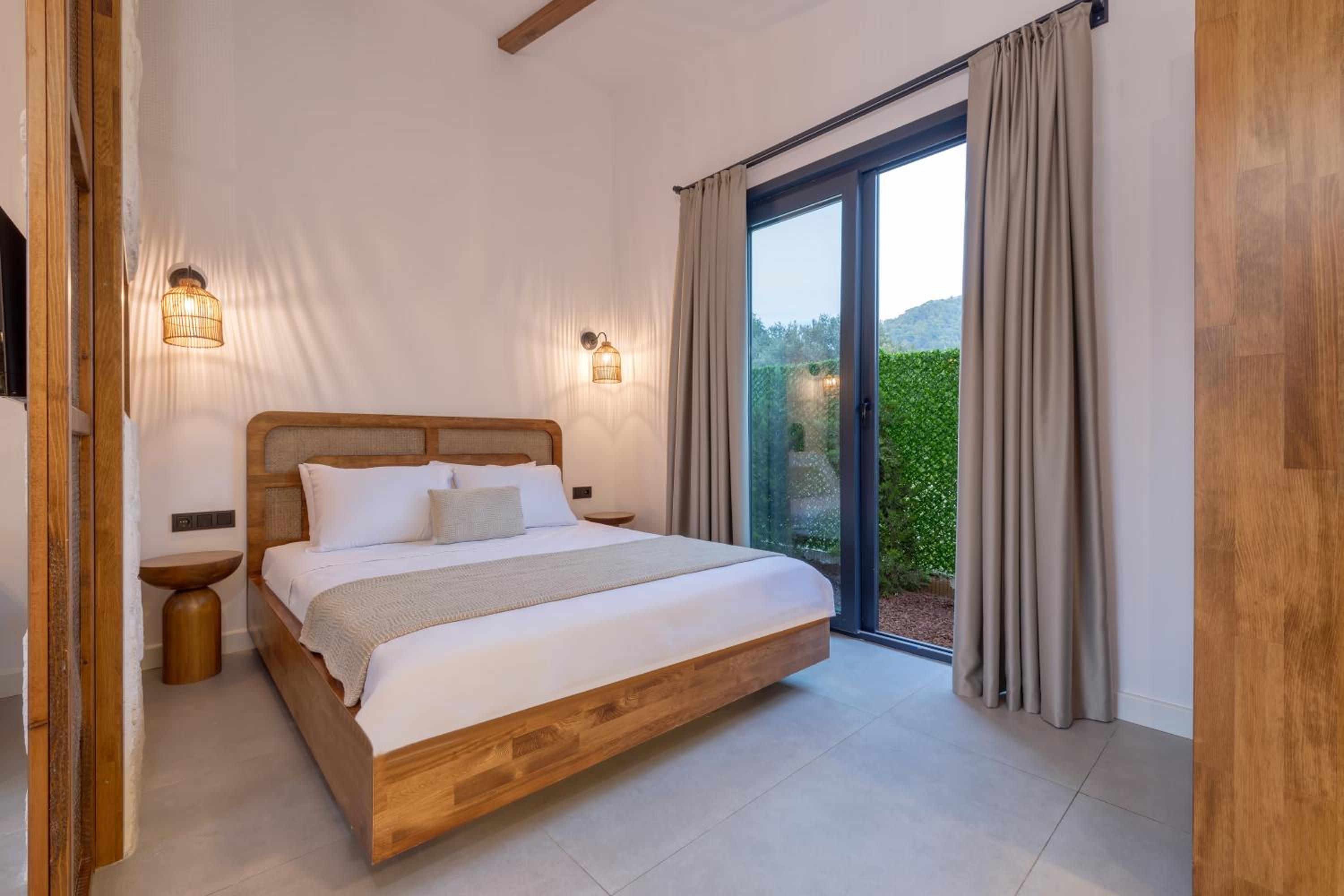 Junior Suite with Pool View photo 3