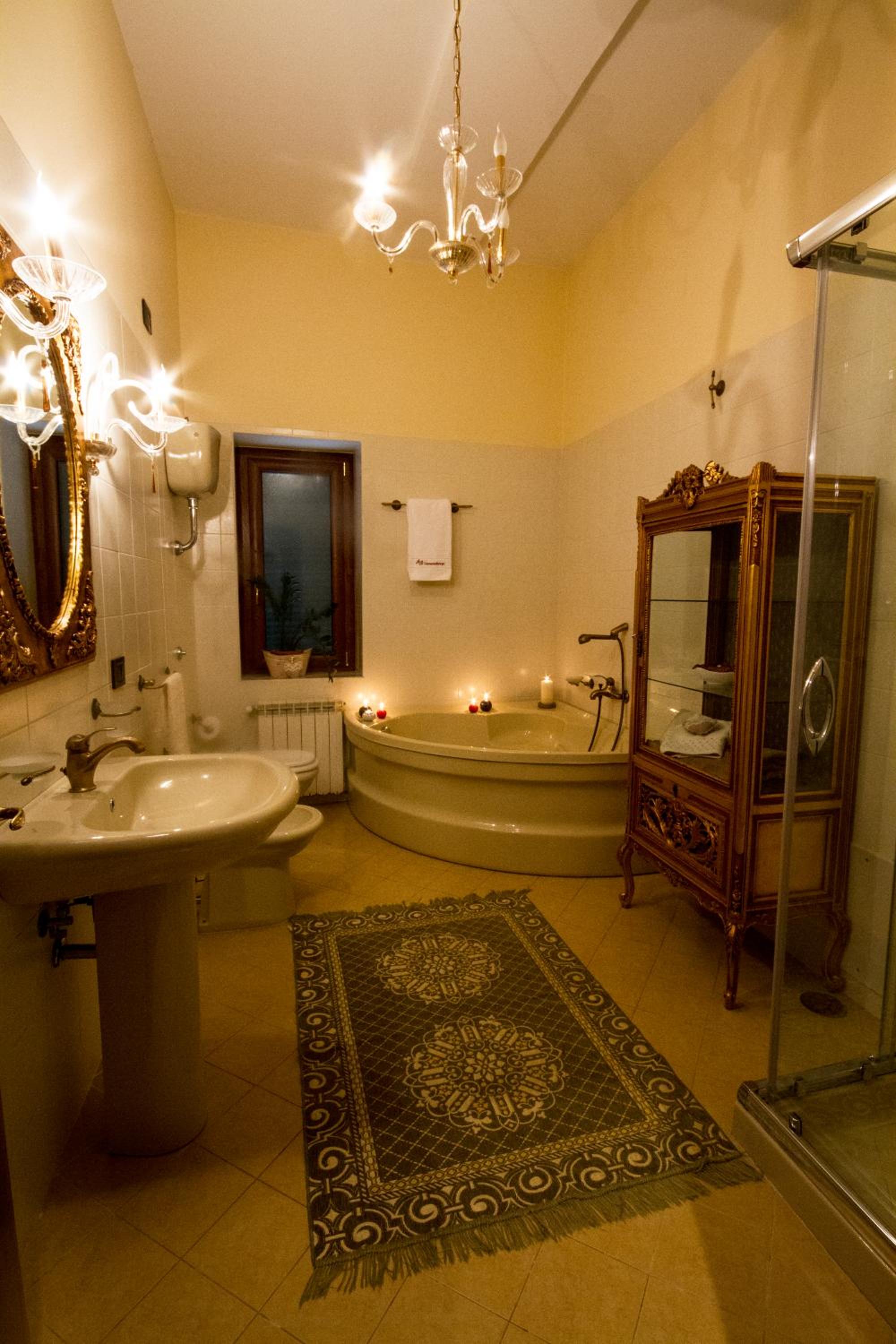 Queen Room with Shared Bathroom photo 2