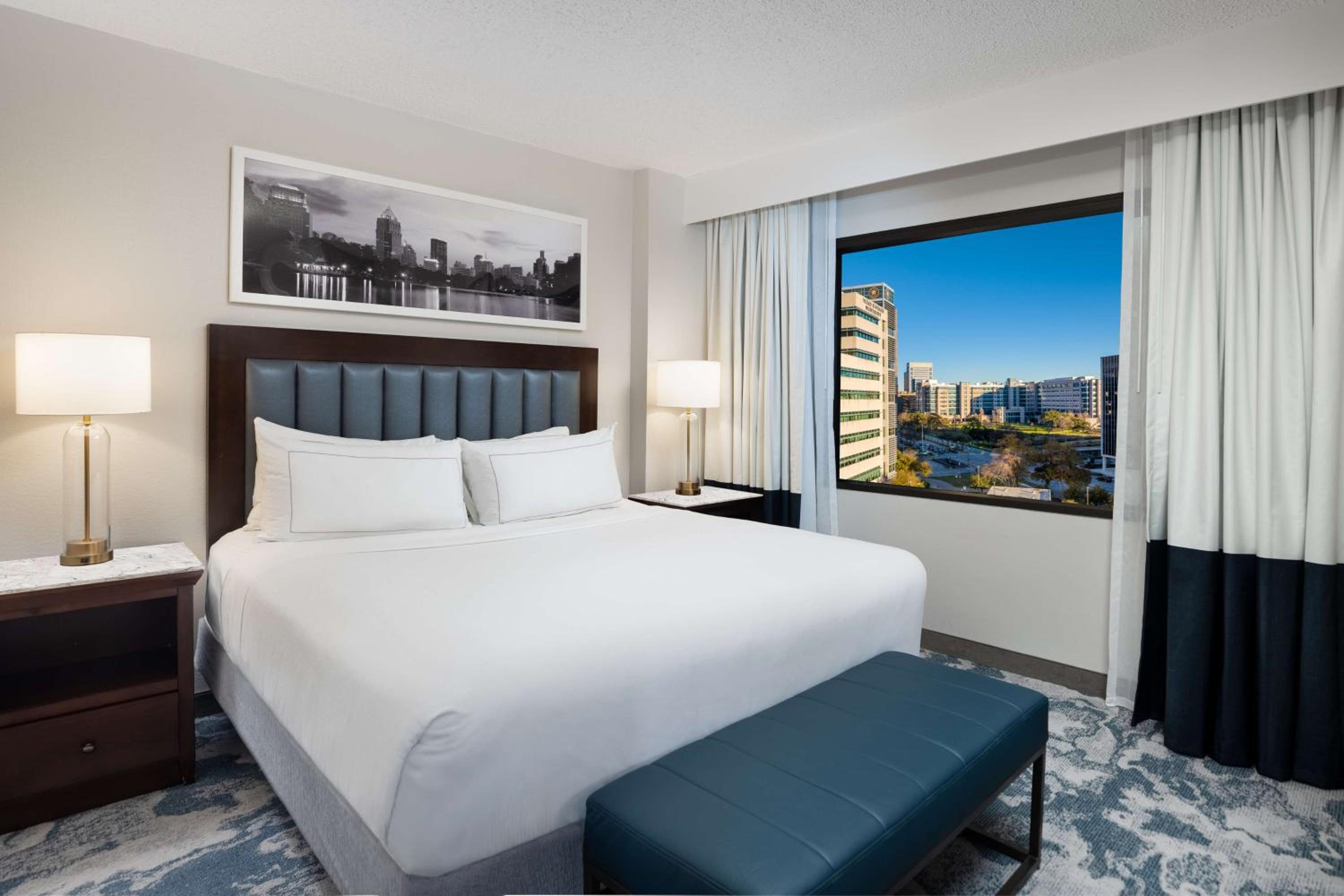 Junior King Suite with Sofa Bed and Kitchen - Photo 4