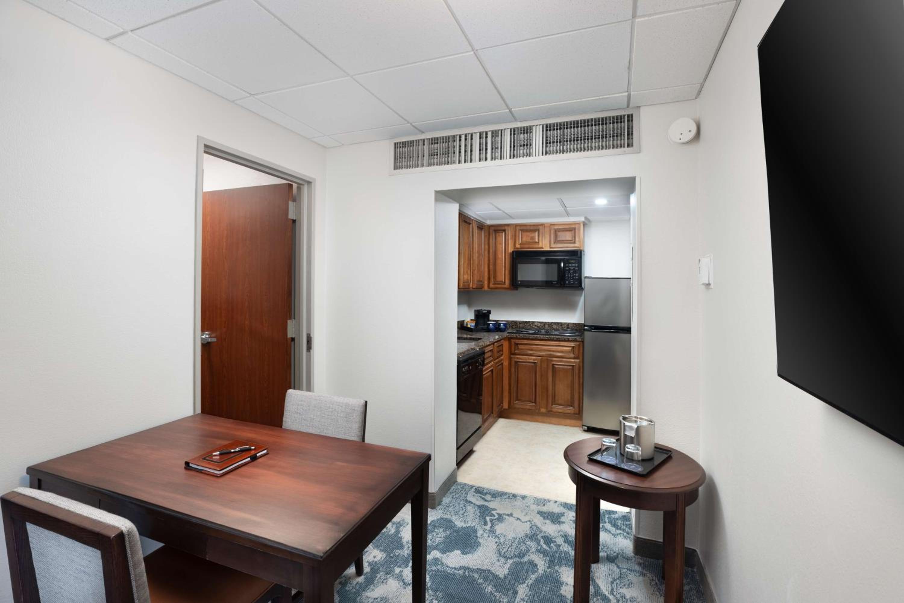 Junior Suite with Two Queen Beds and Kitchen - Photo 21