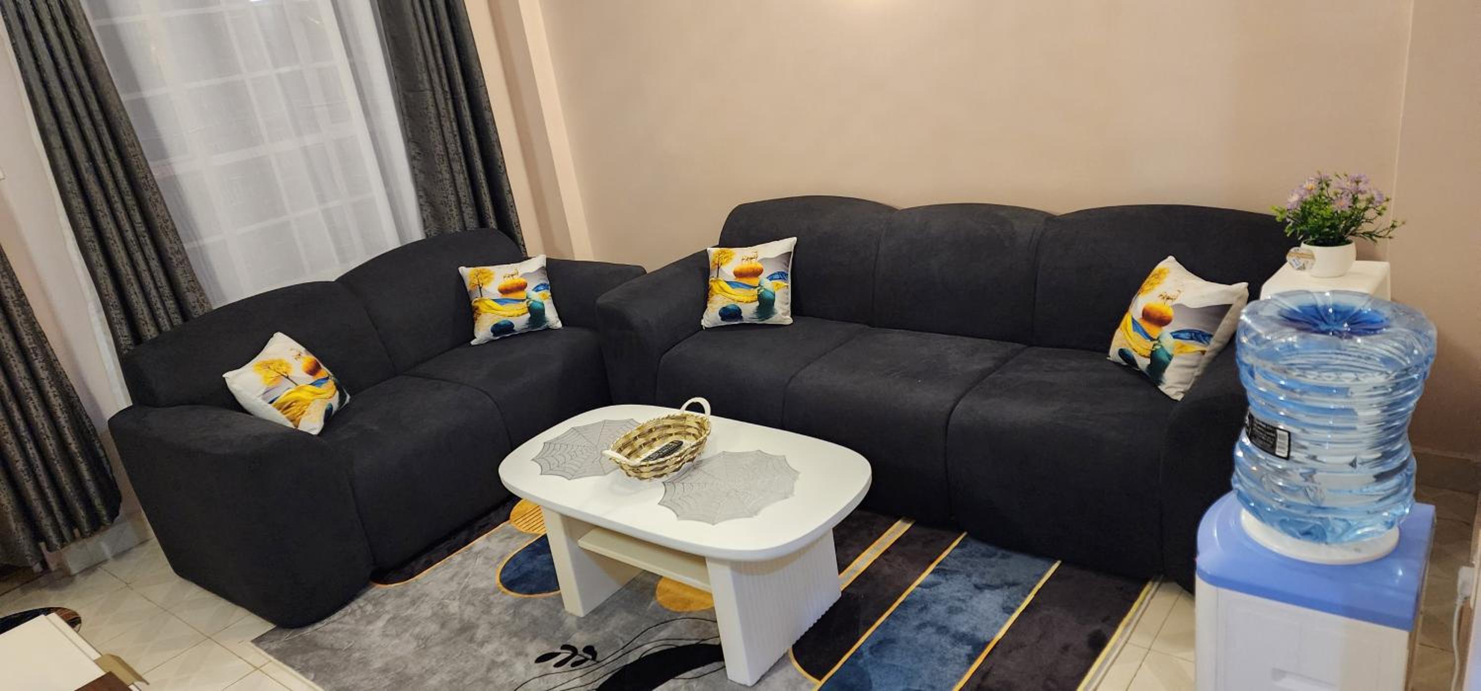 One-Bedroom Apartment with Balcony and Mountain View   photo 2