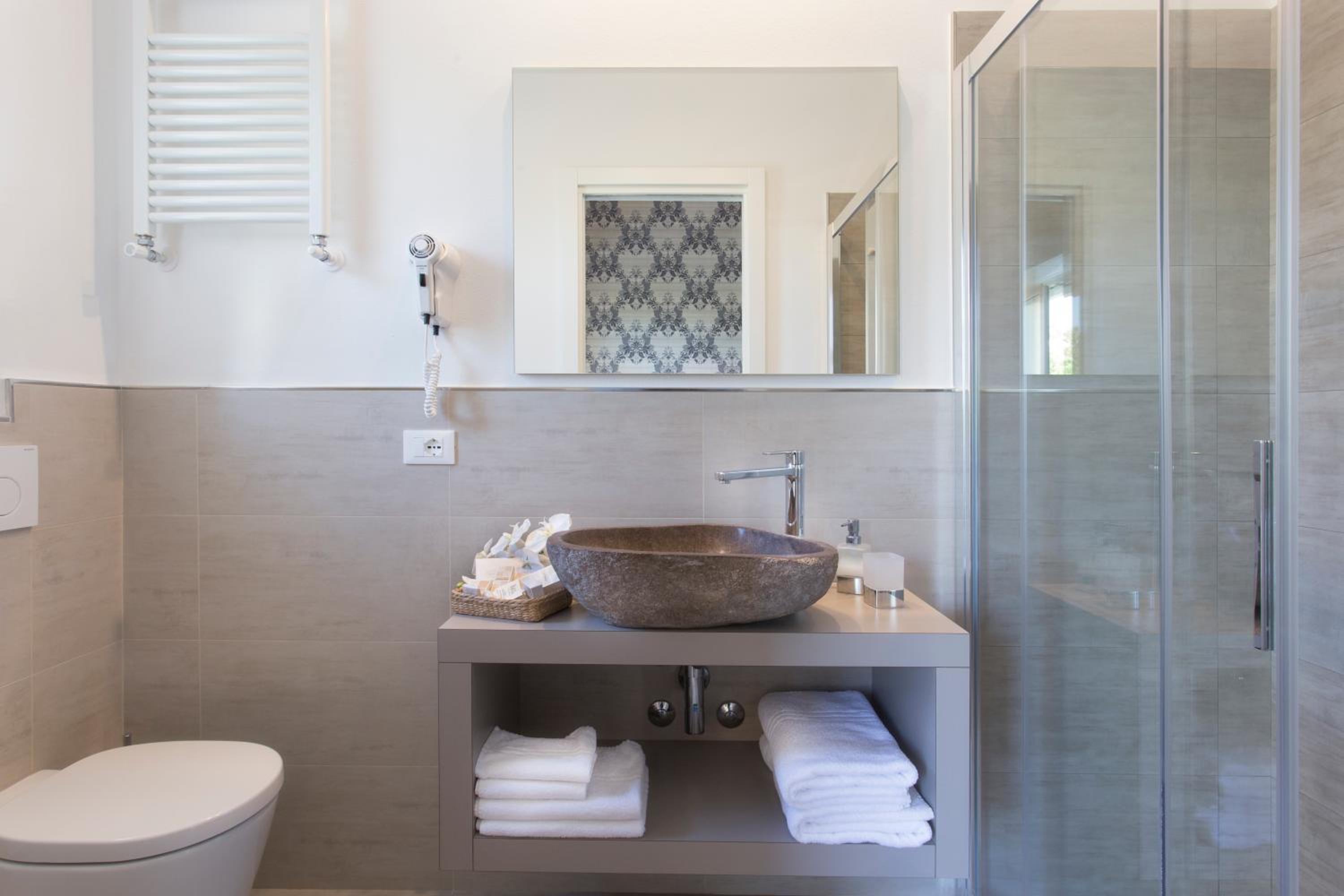 Superior Double or Twin Room with Side Sea View - Photo 7
