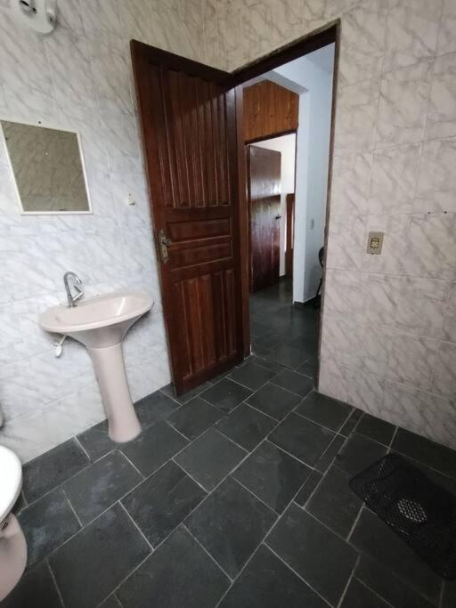 Six-Bedroom House photo 3