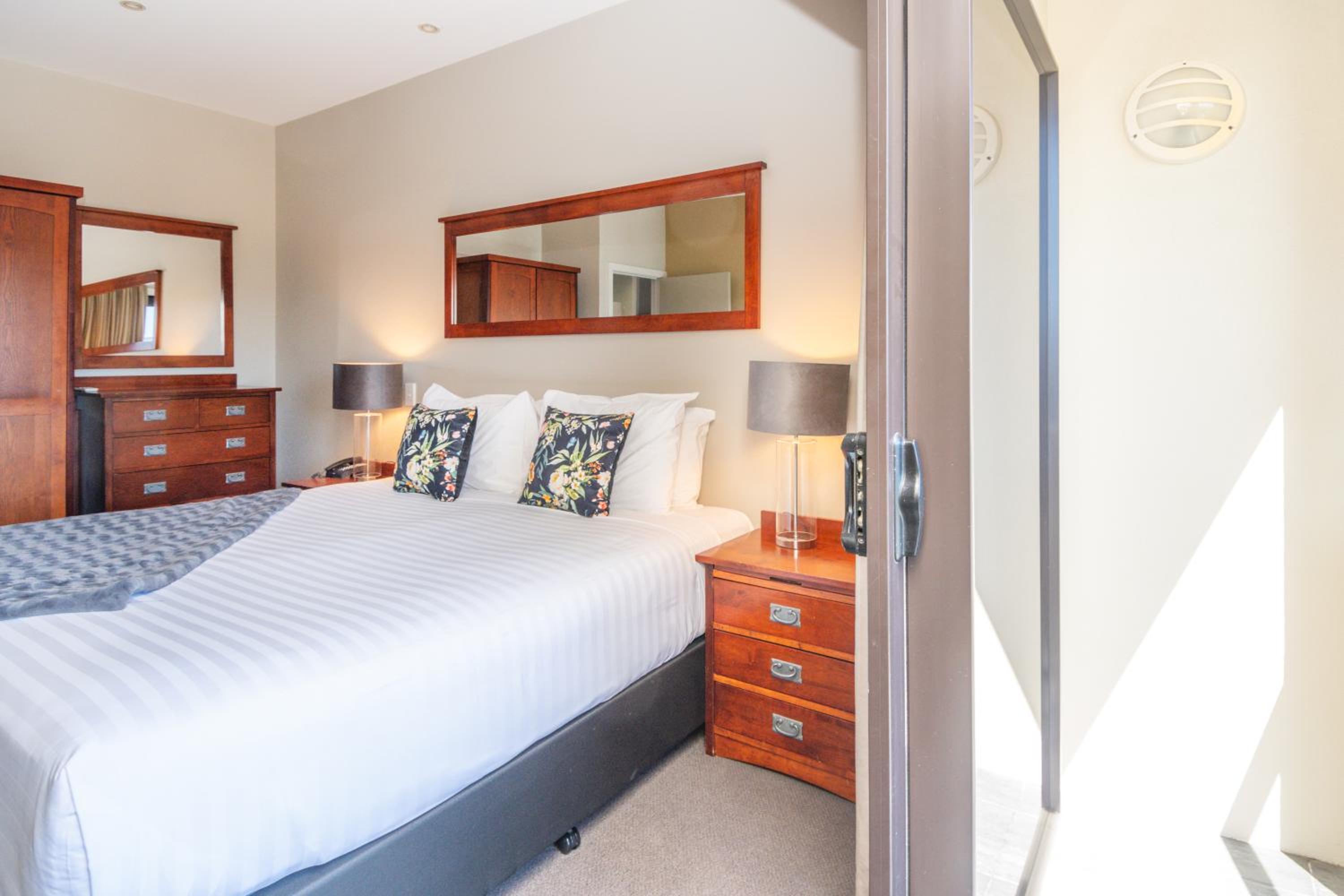 Standard One-Bedroom Apartment - Photo 9