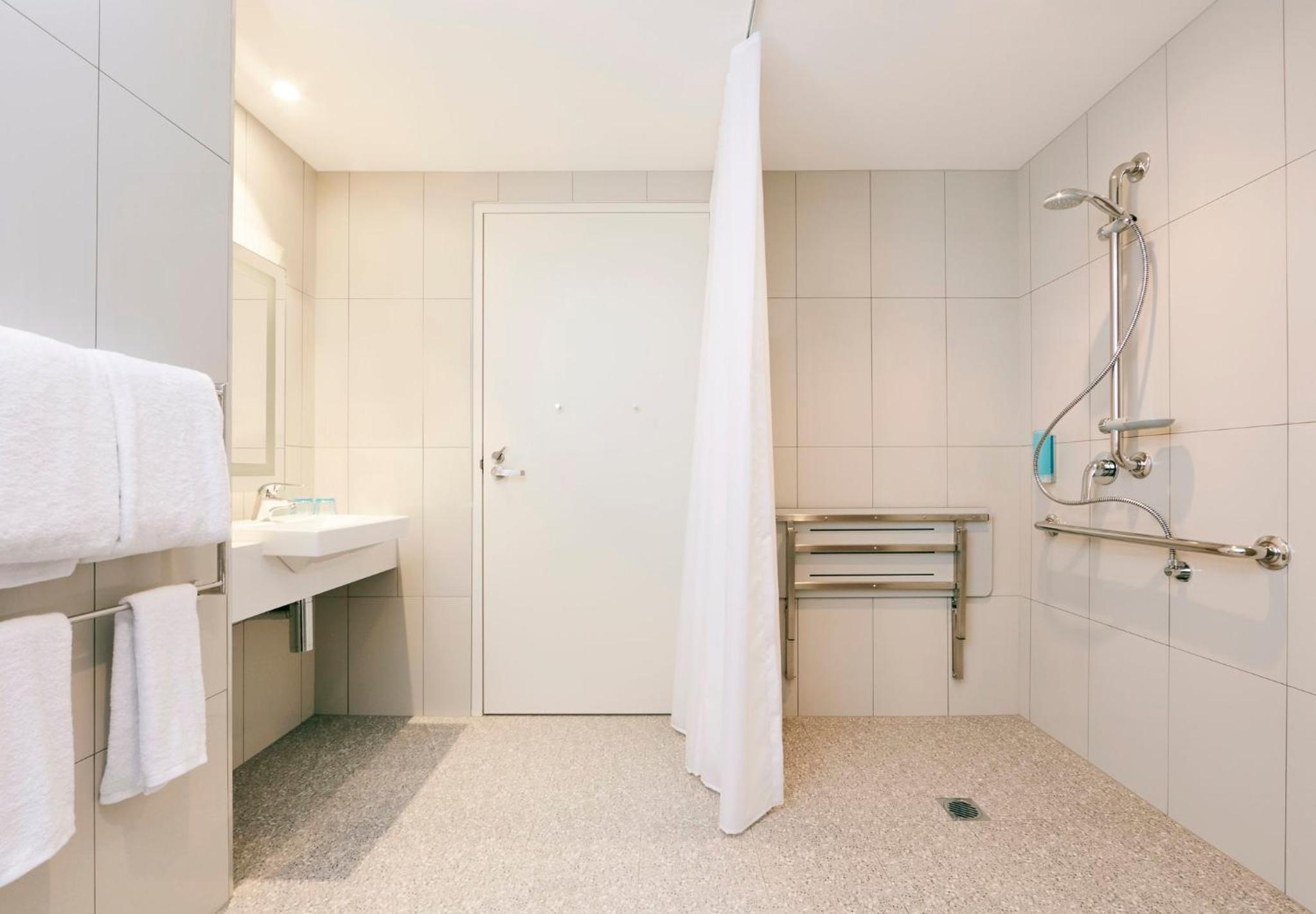 Standard Queen Room - Accessible with Free Breakfast