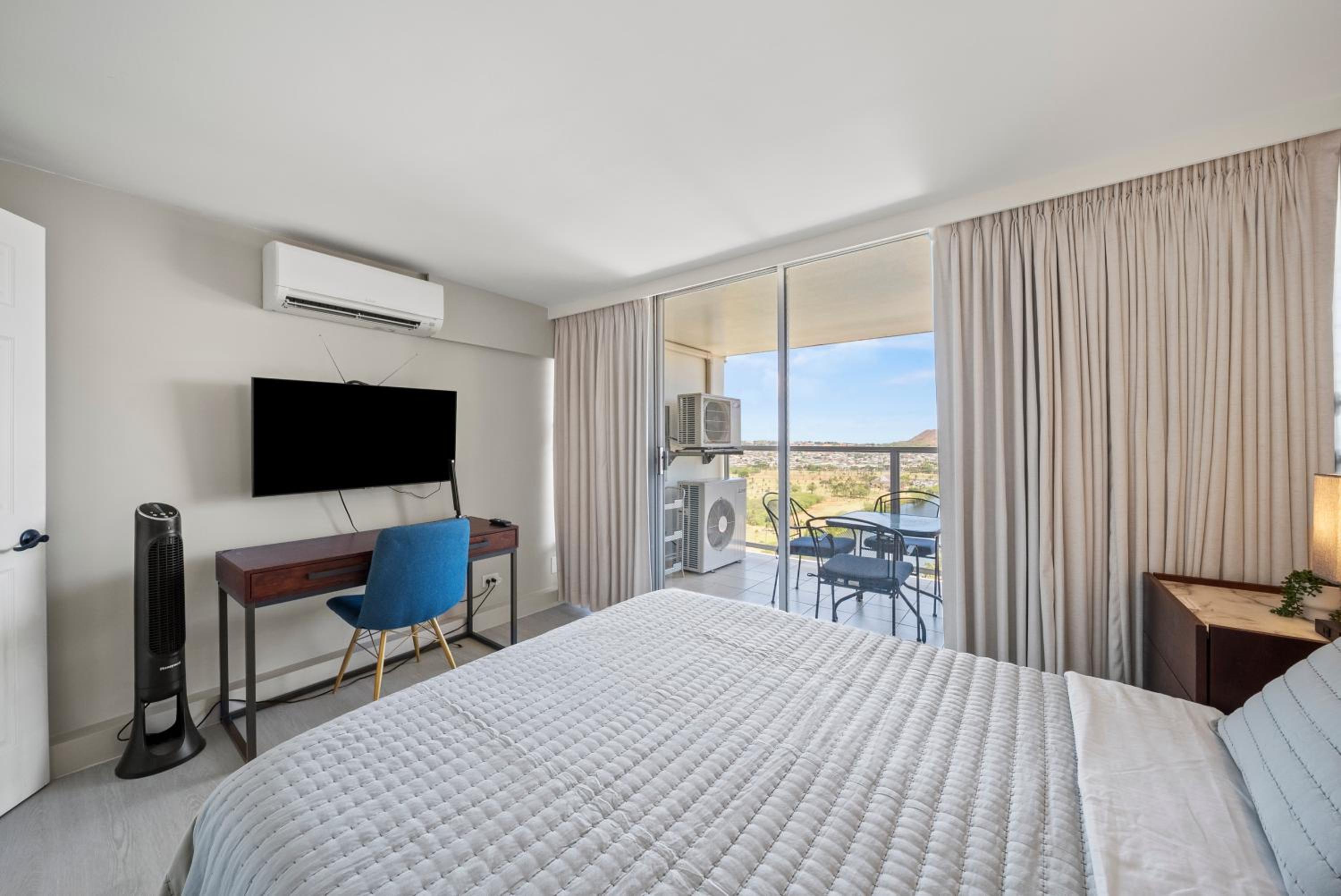 Amazing View Waikiki Beach 28th Floor 1BR Family and Group Condo: One-Bedroom Apartment photo