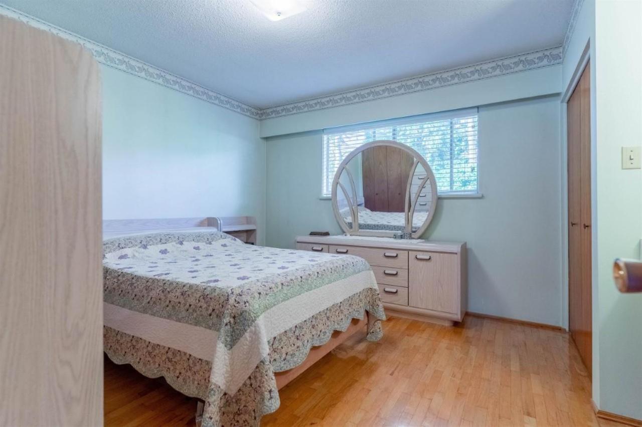 Five-Bedroom House photo 1