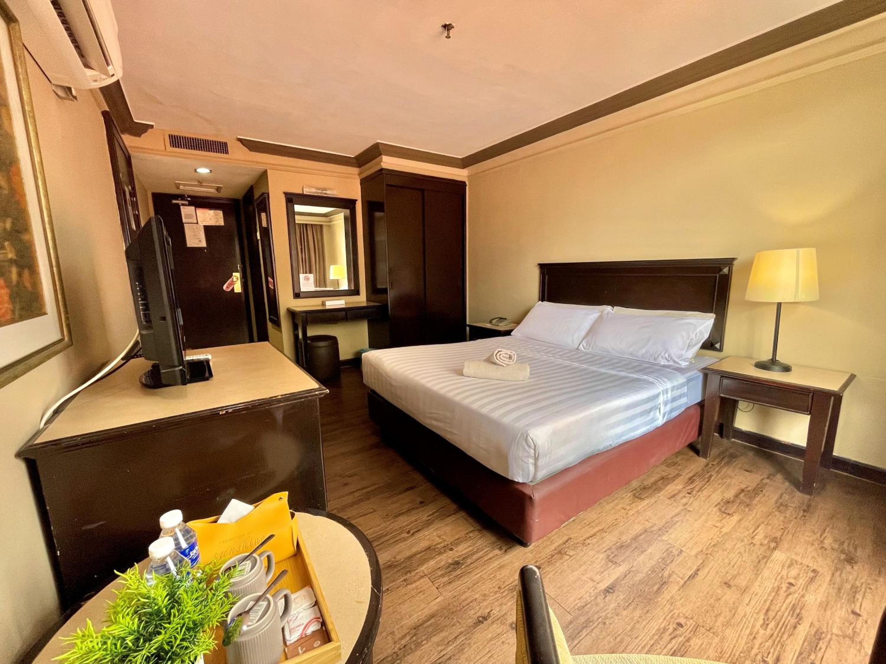 Standard Queen Room - Photo 12