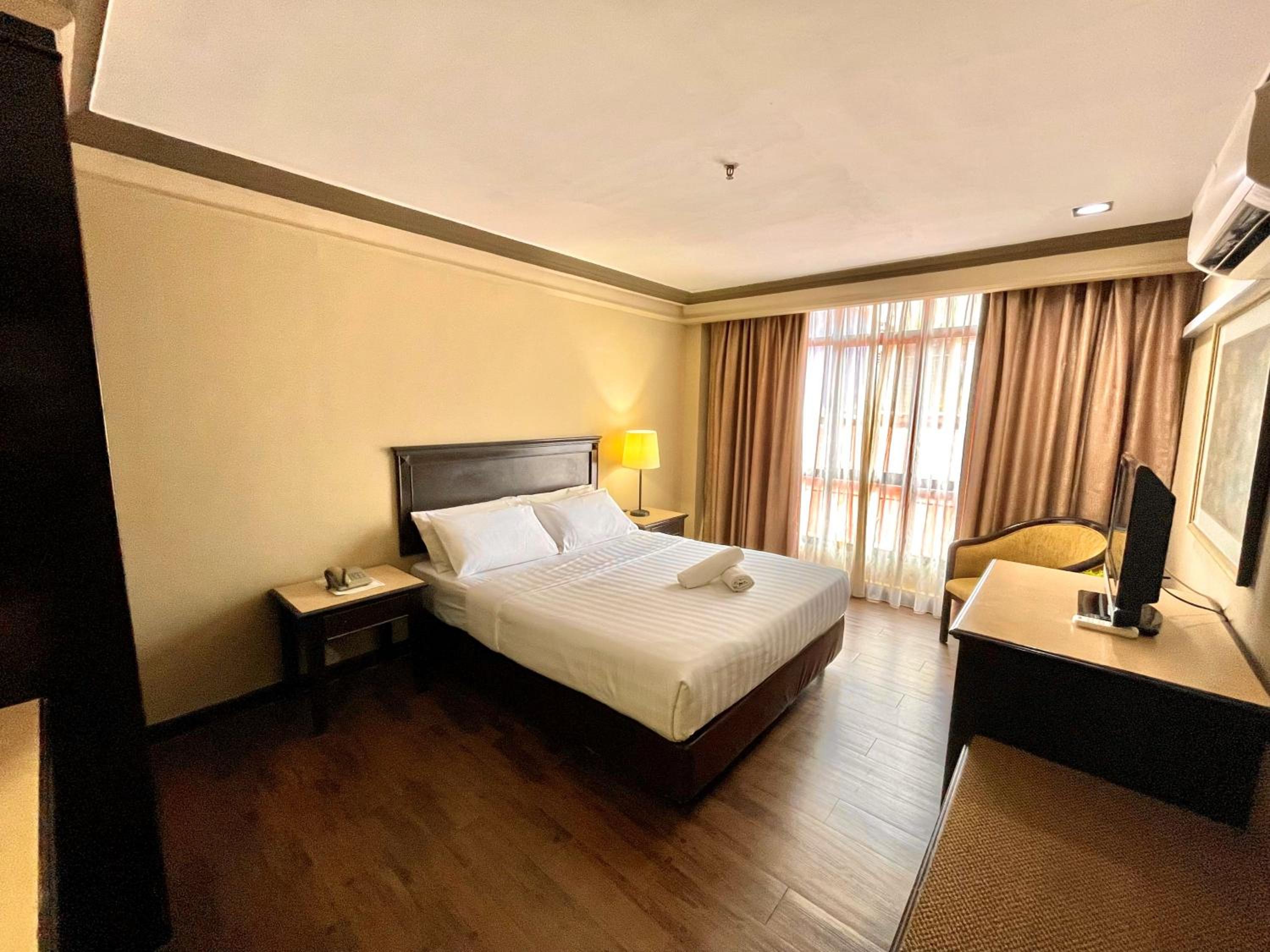 Standard Queen Room - Photo 11