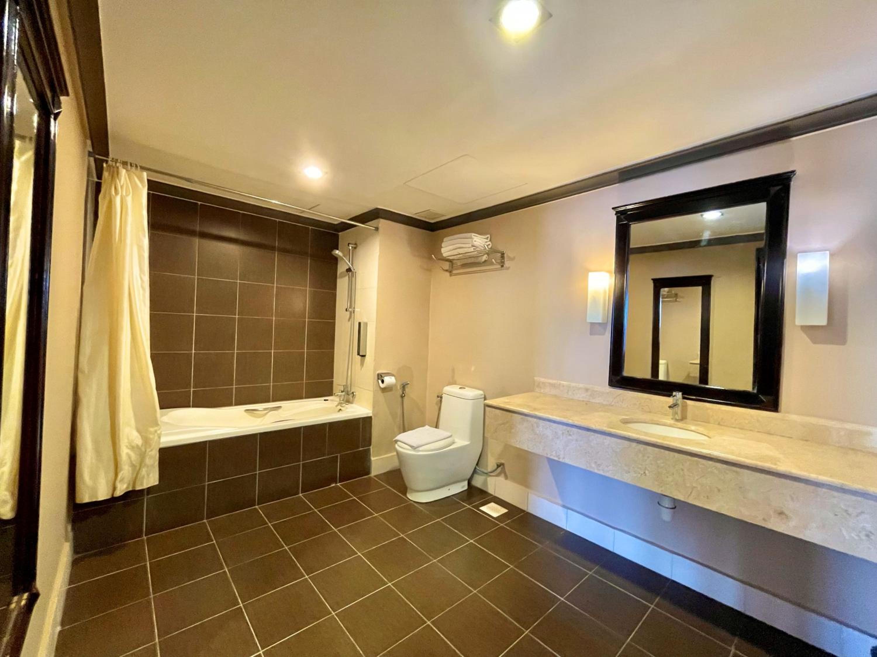 Deluxe King Room - Photo 3