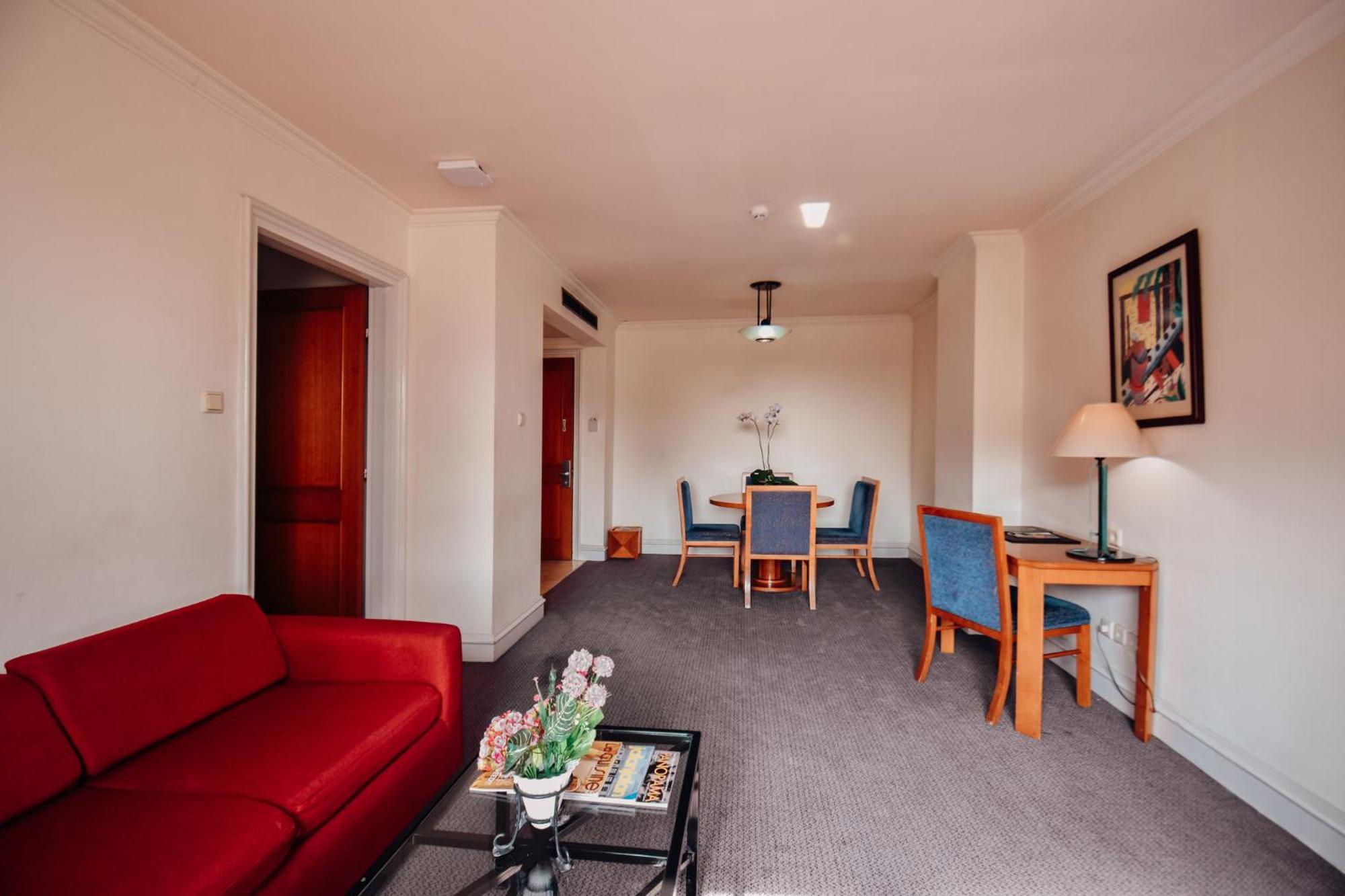 Deluxe King Suite - Photo 6