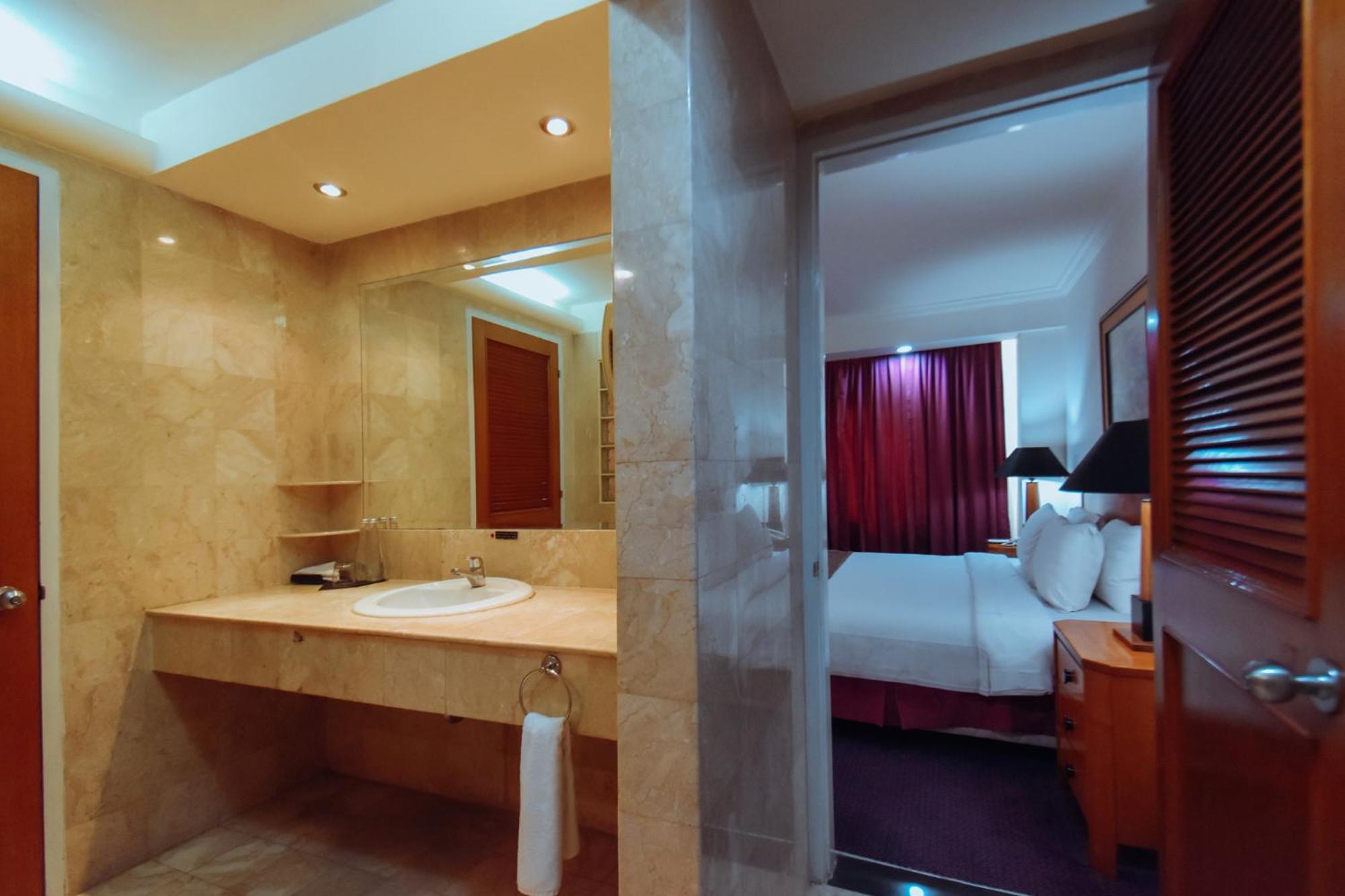 Deluxe King Suite - Photo 2