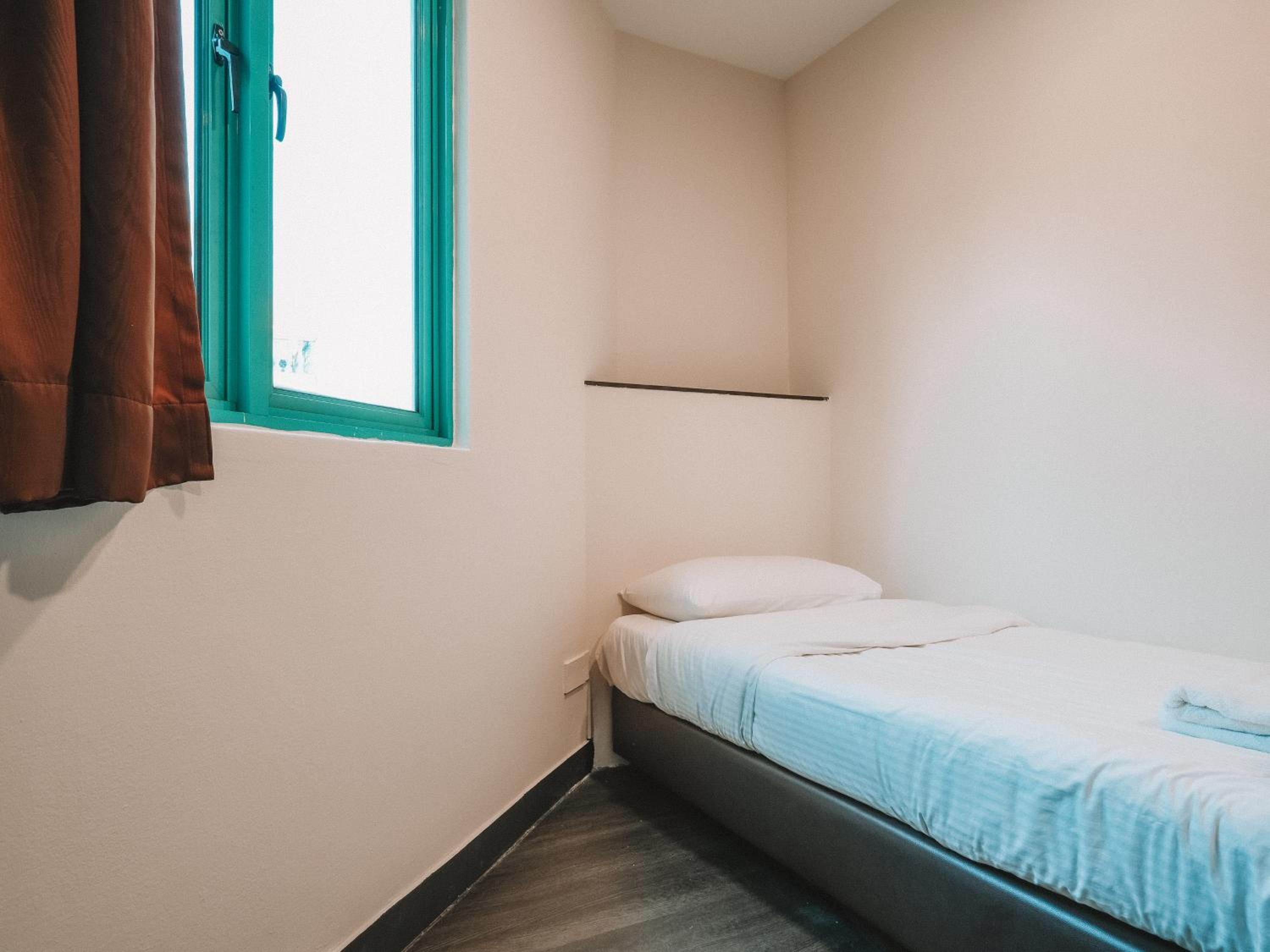 Deluxe Single, Window