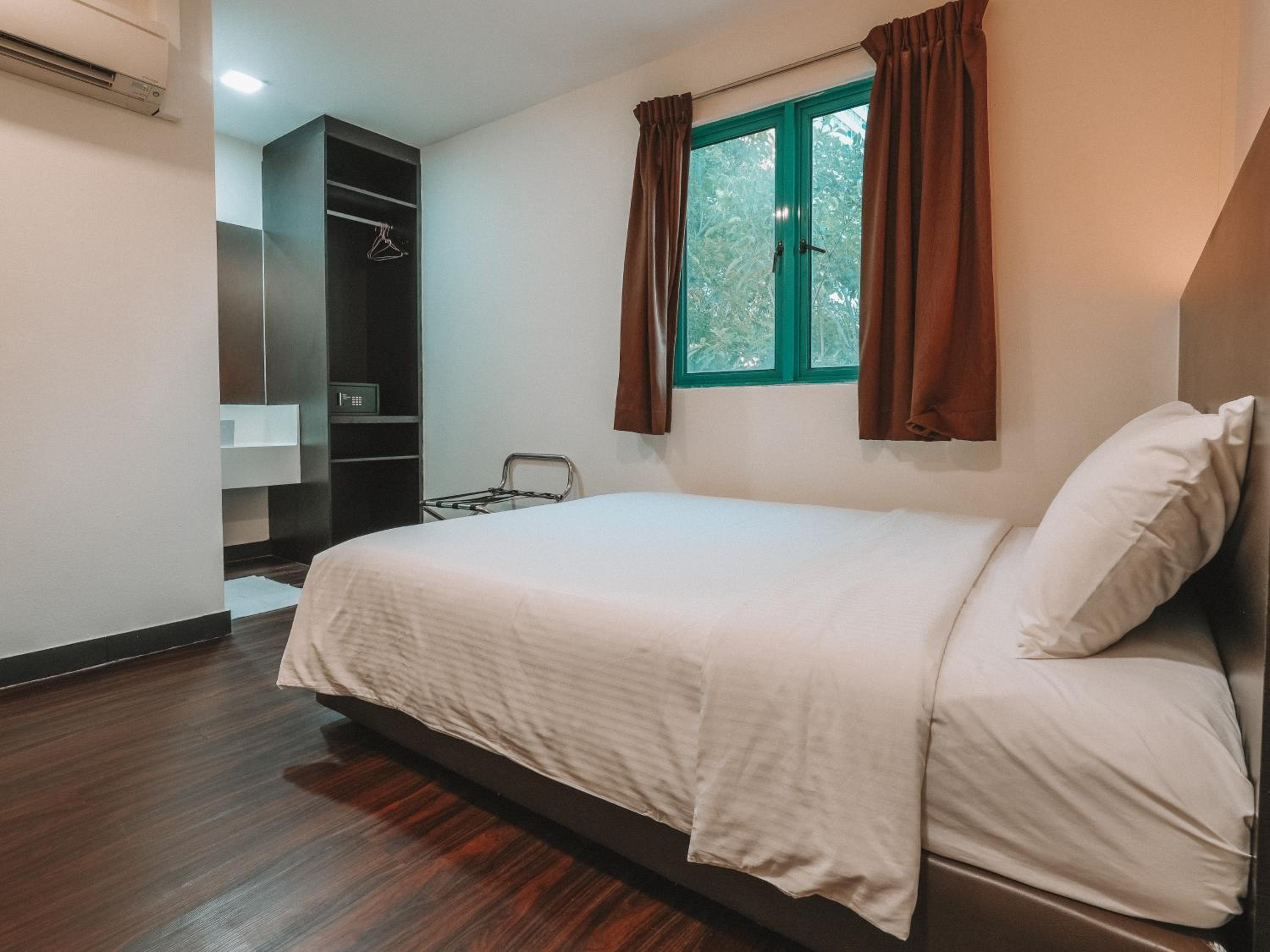 Deluxe Double, Window