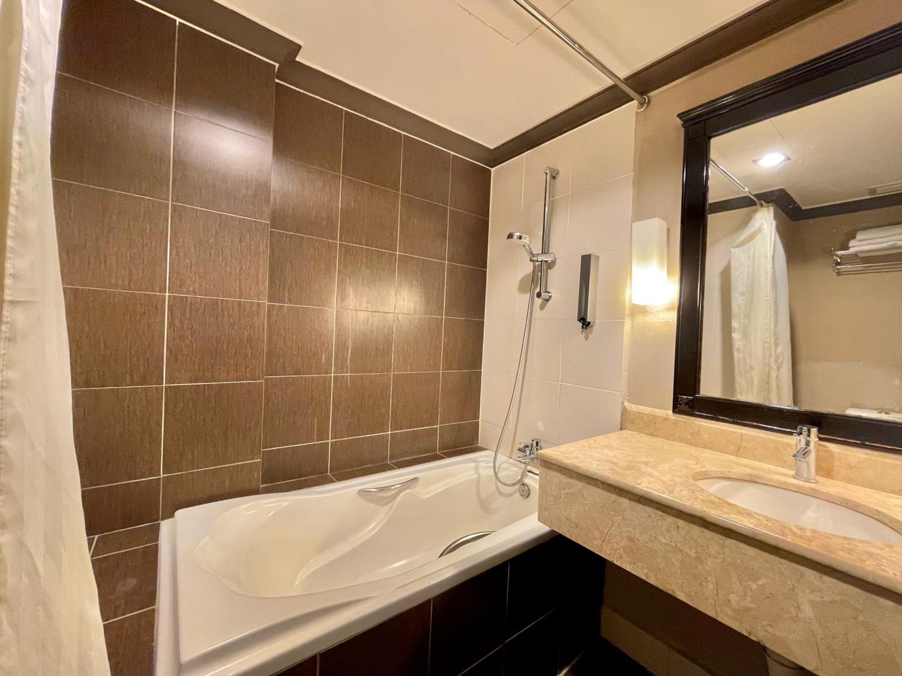 Deluxe Triple Room - Photo 9