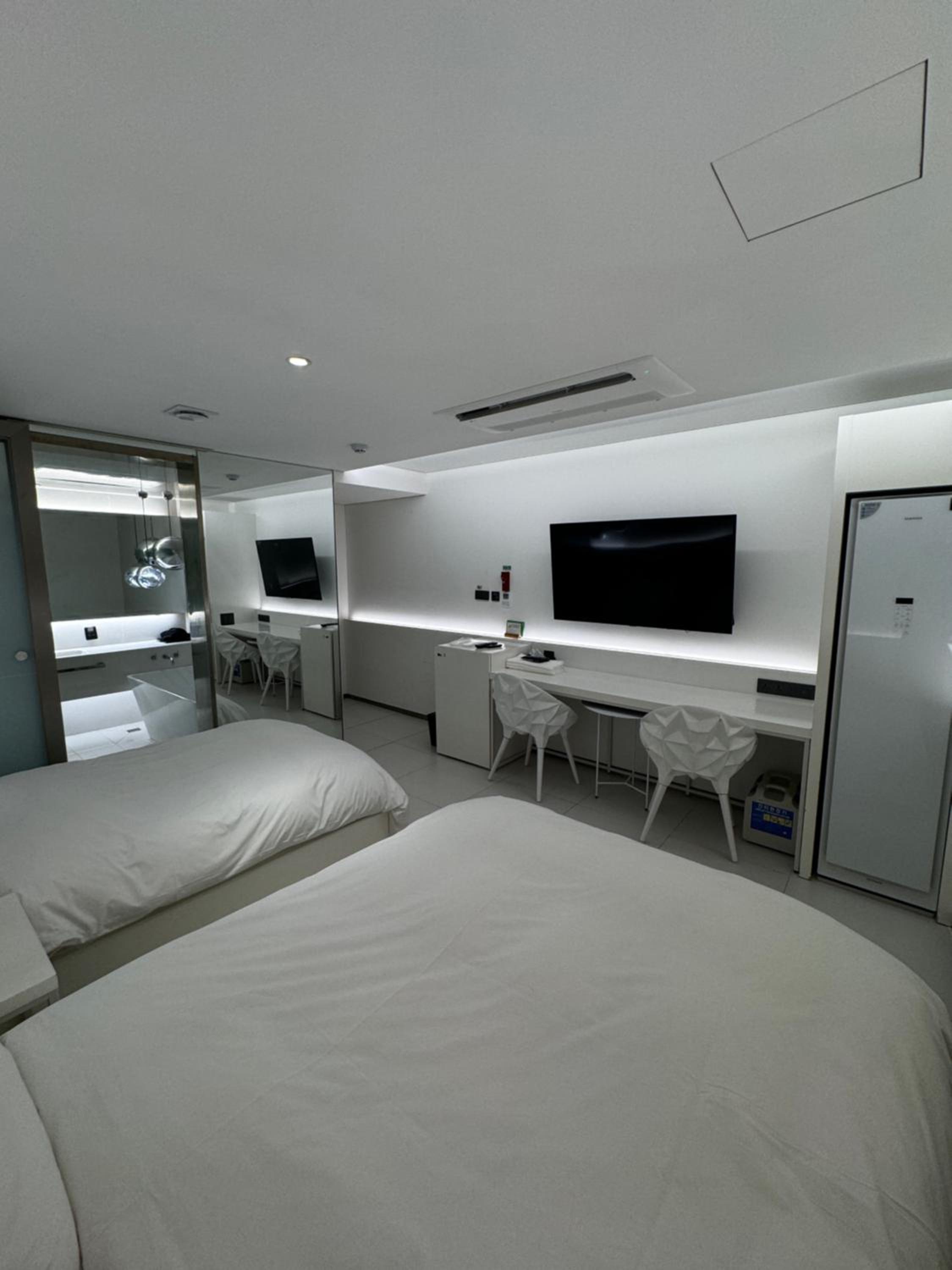 Twin Room - Photo 3
