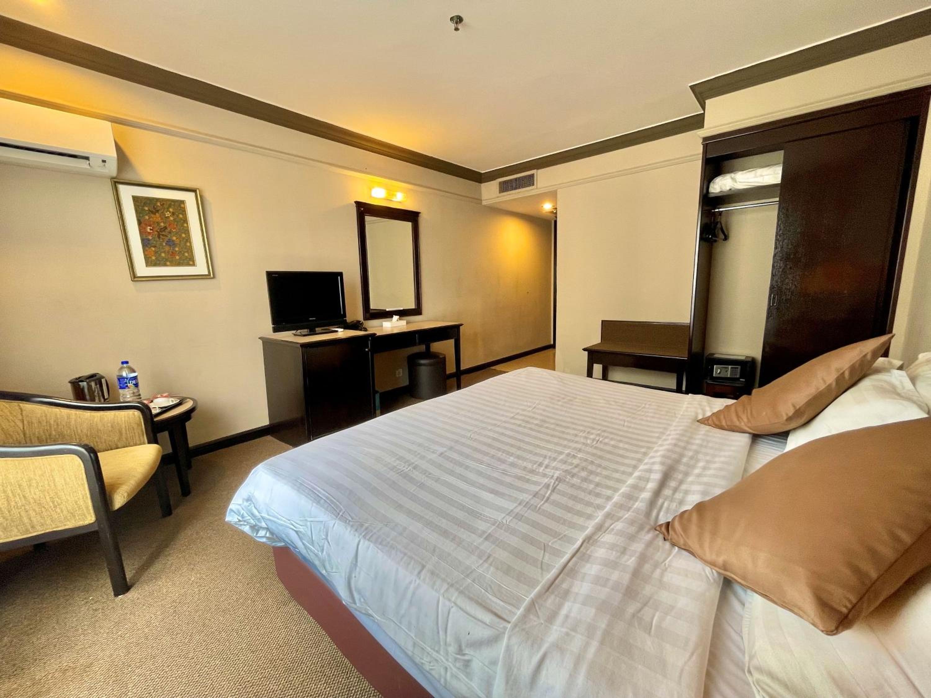 Deluxe King Room - Photo 7