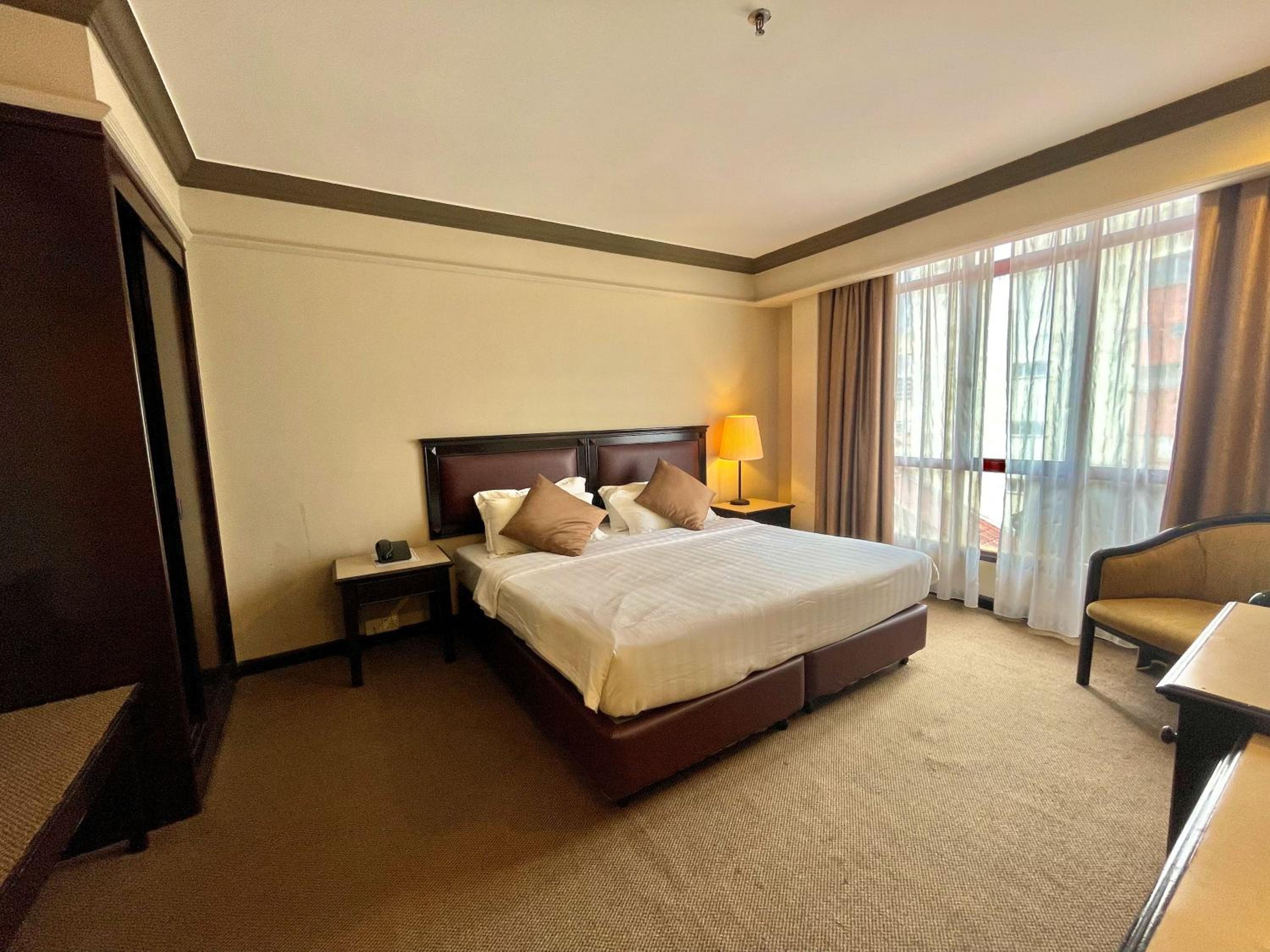 Deluxe King Room - Photo 5