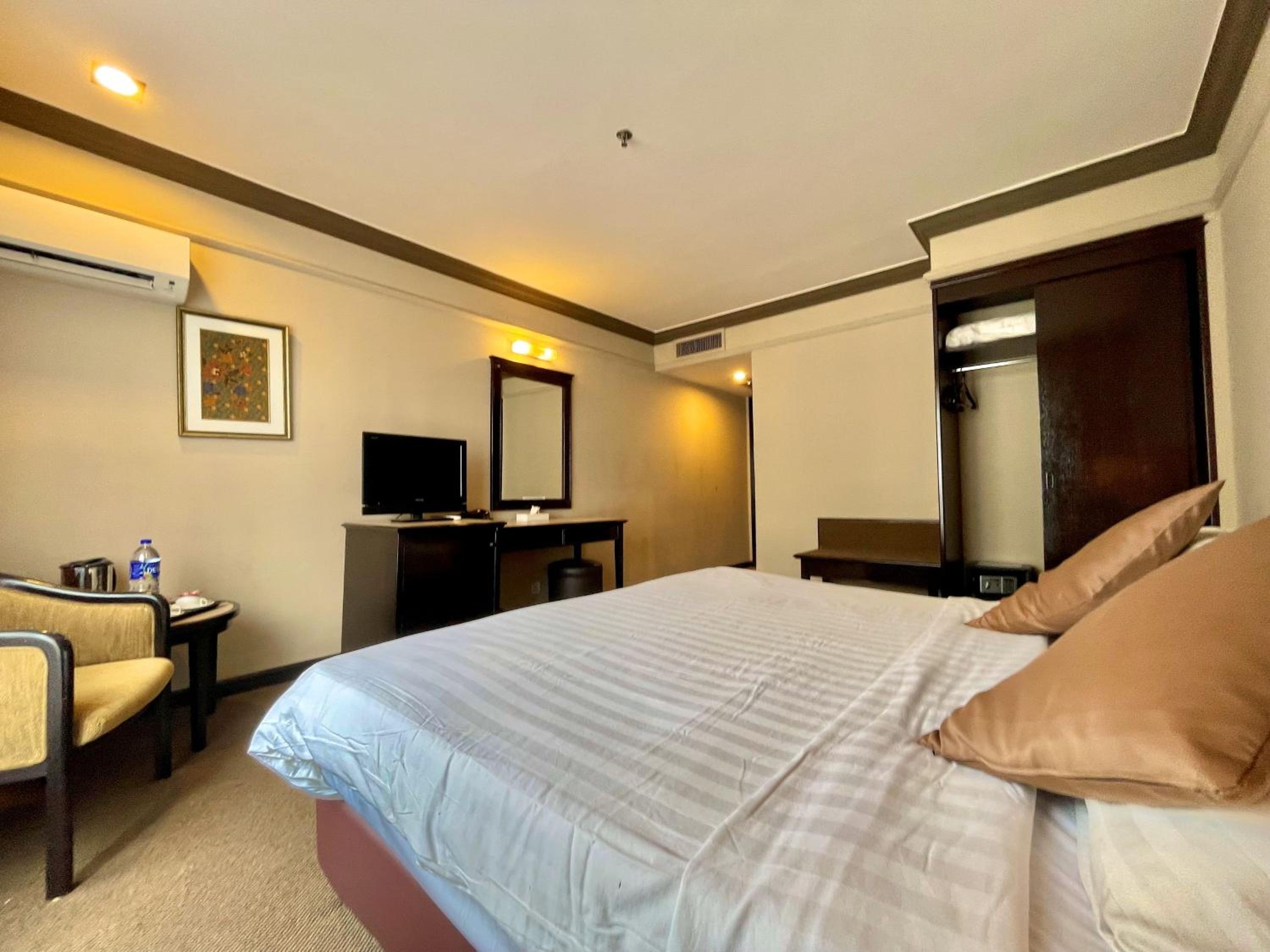 Deluxe King Room - Photo 6
