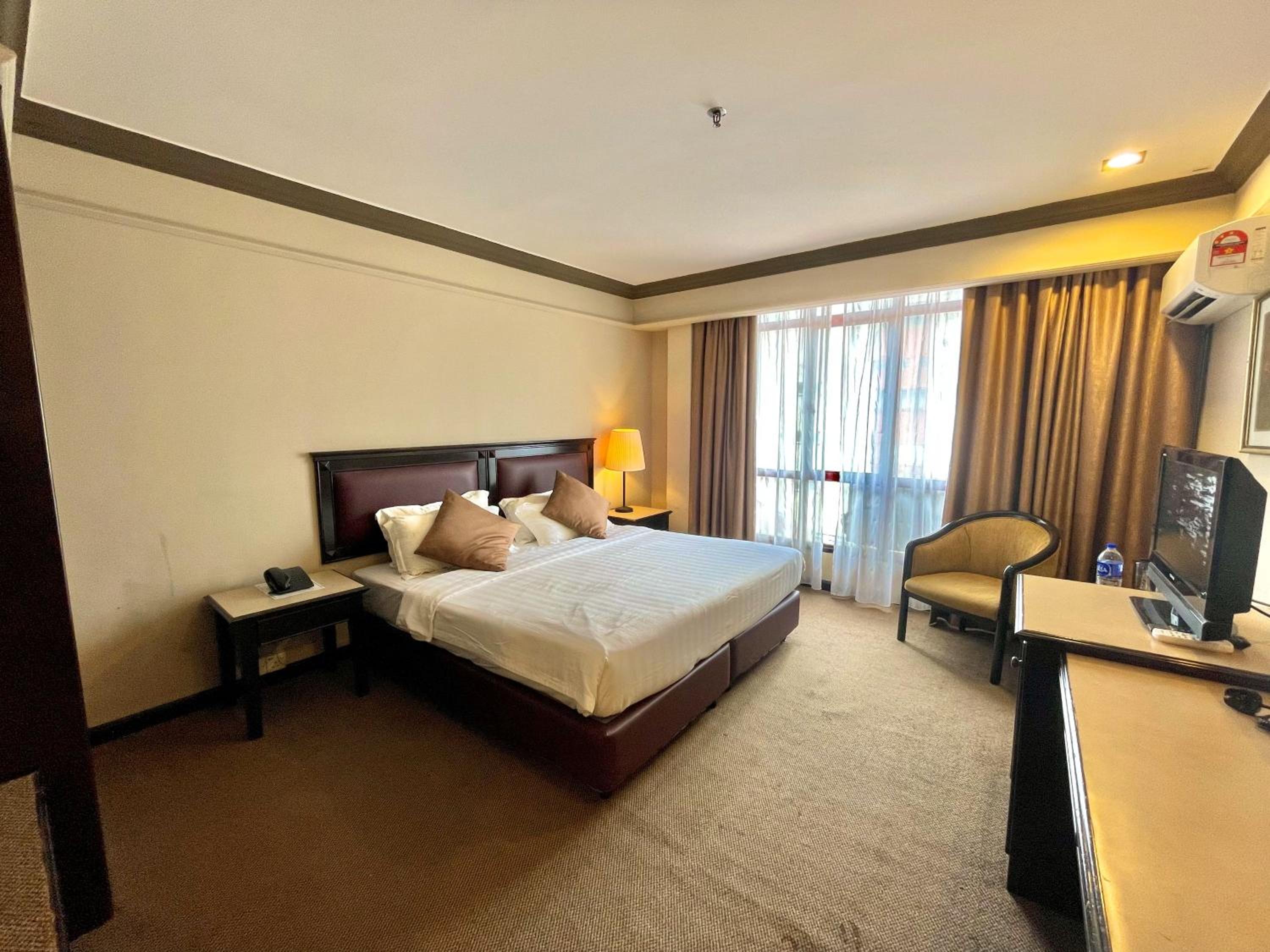 Deluxe King Room - Photo 4