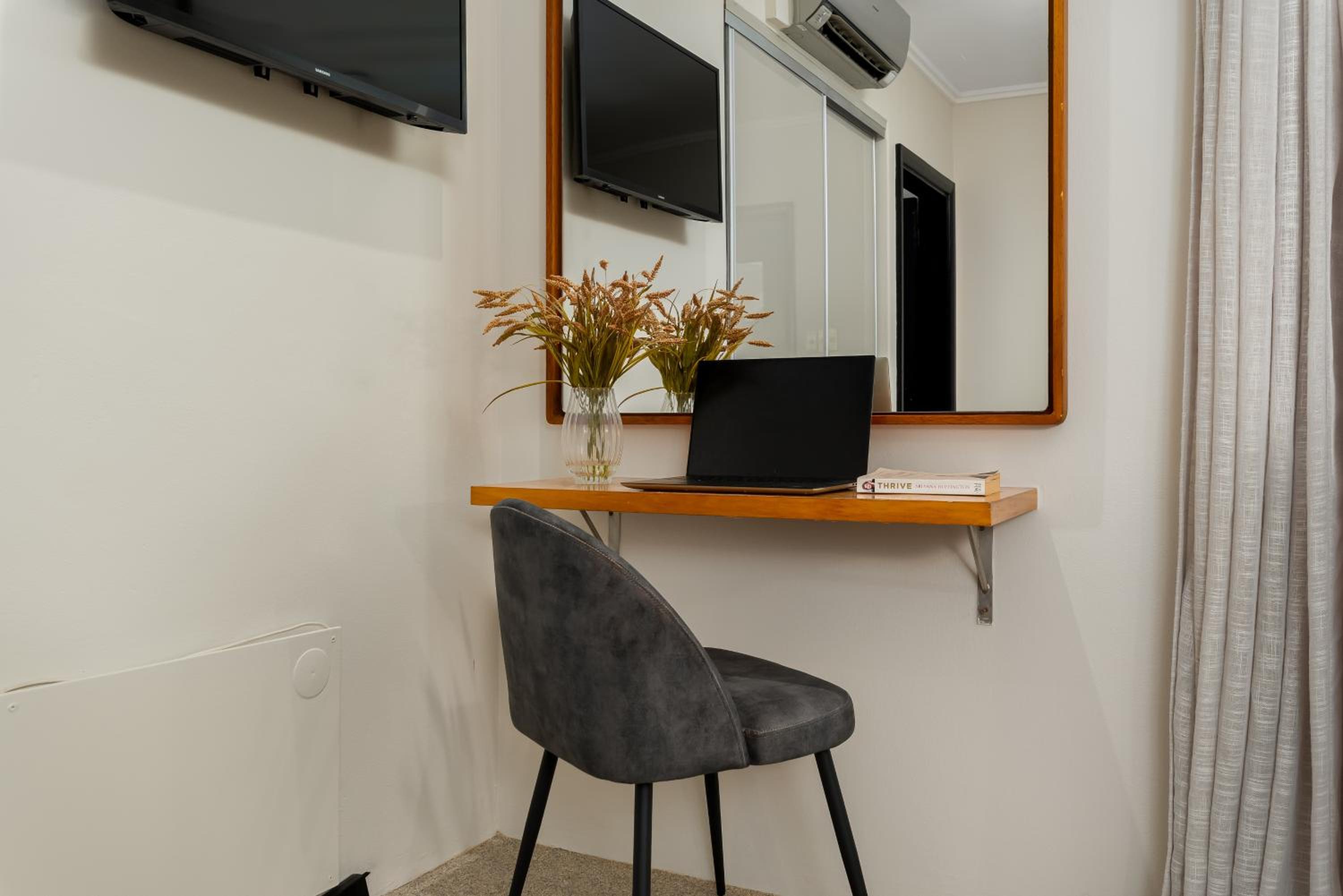 Standard Queen Room - Photo 9