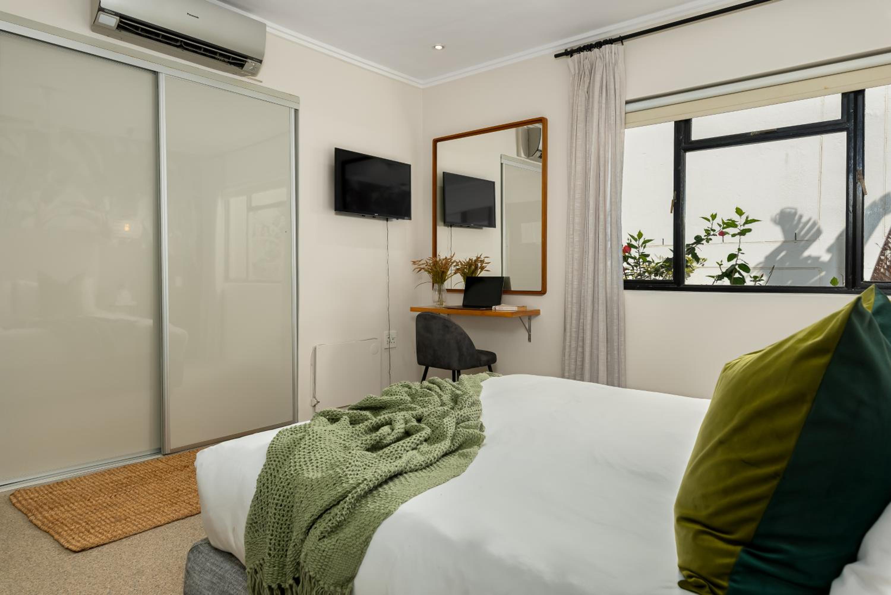 Standard Queen Room - Photo 11