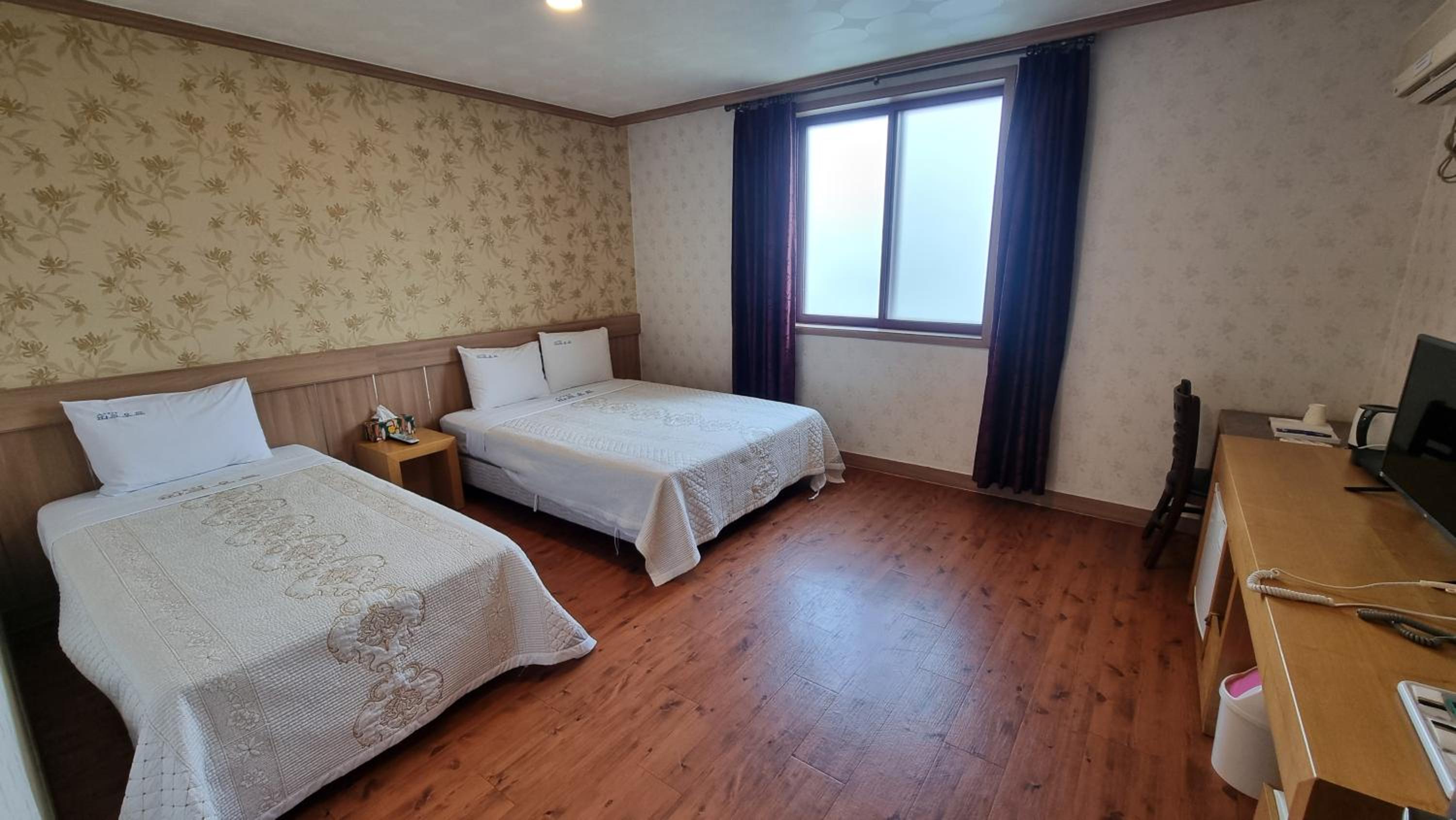 Deluxe Twin Room - Photo 8