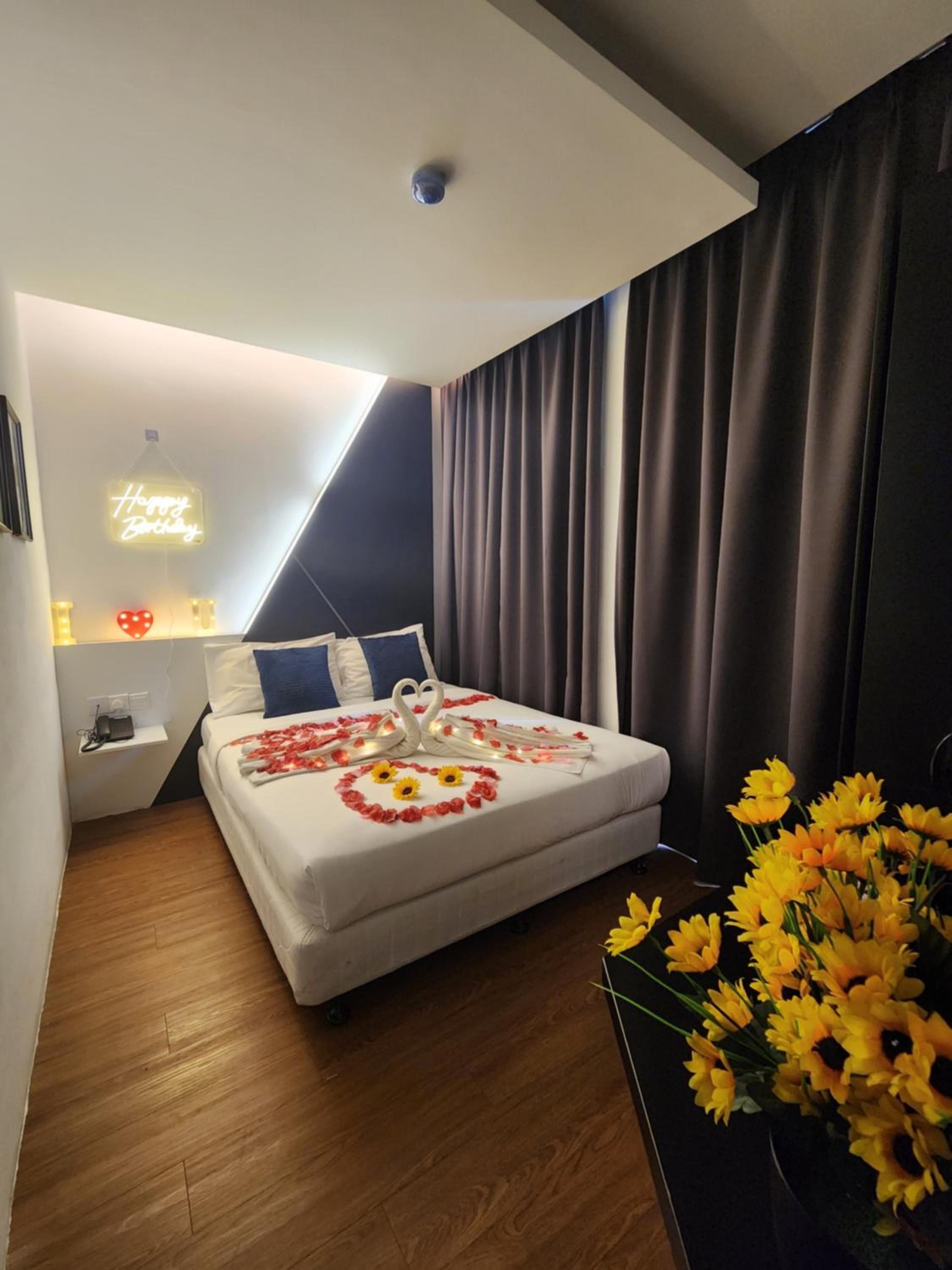 Deluxe Queen Room With Birthday / Anniversary Decoration  photo 3
