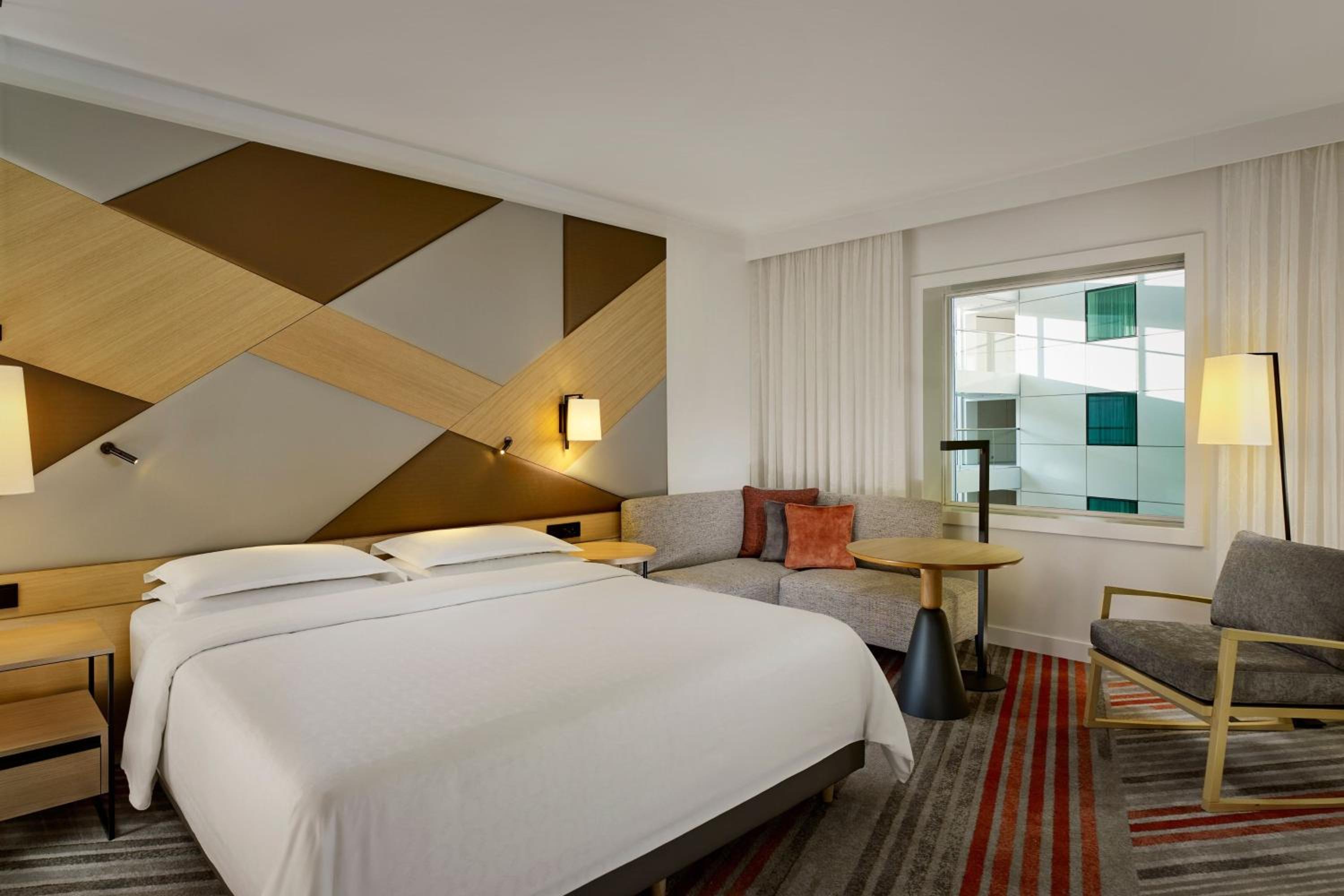 Deluxe, Guest room, 1 King - Photo 5