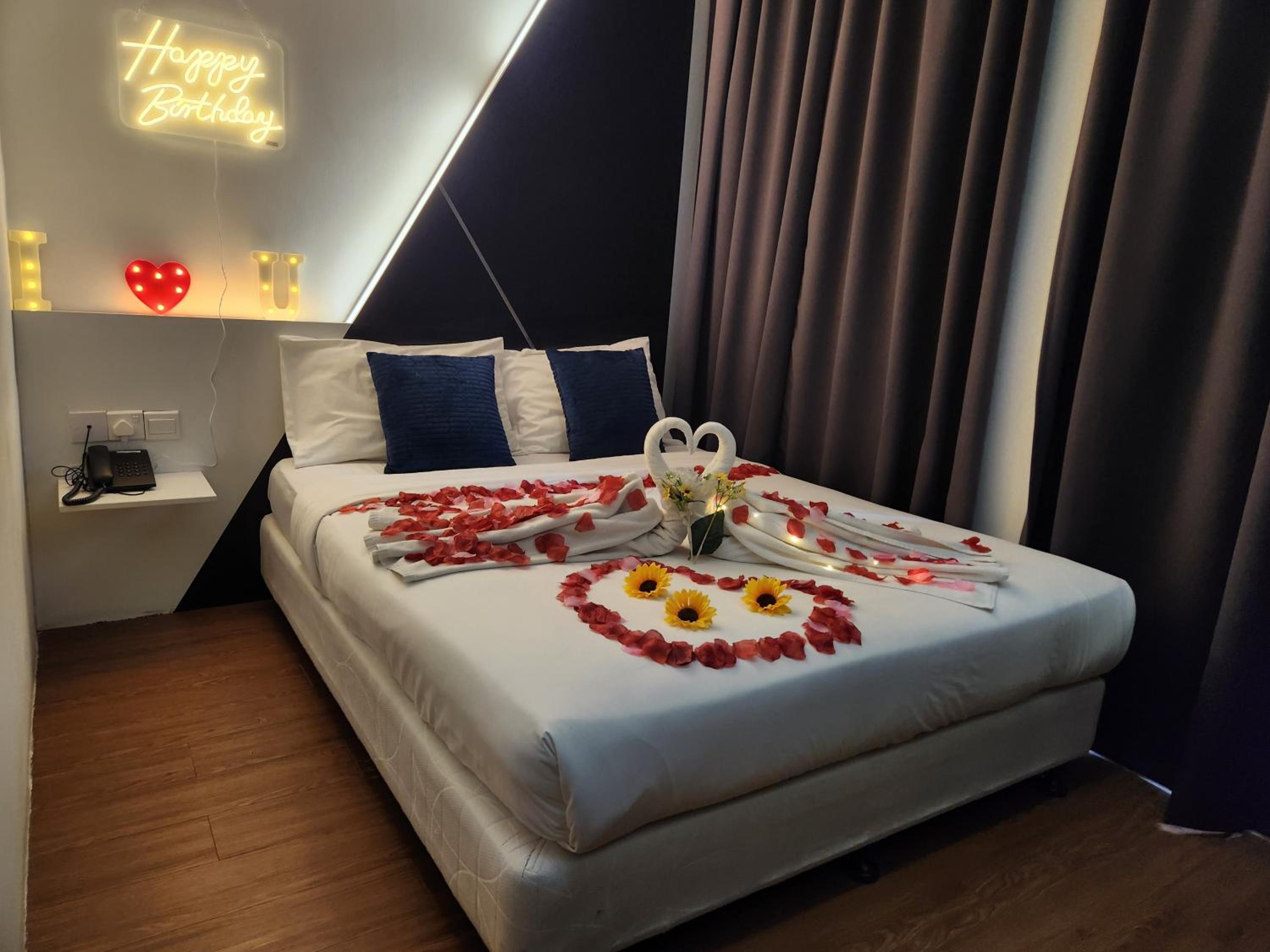 Deluxe Queen Room With Birthday / Anniversary Decoration  photo 2