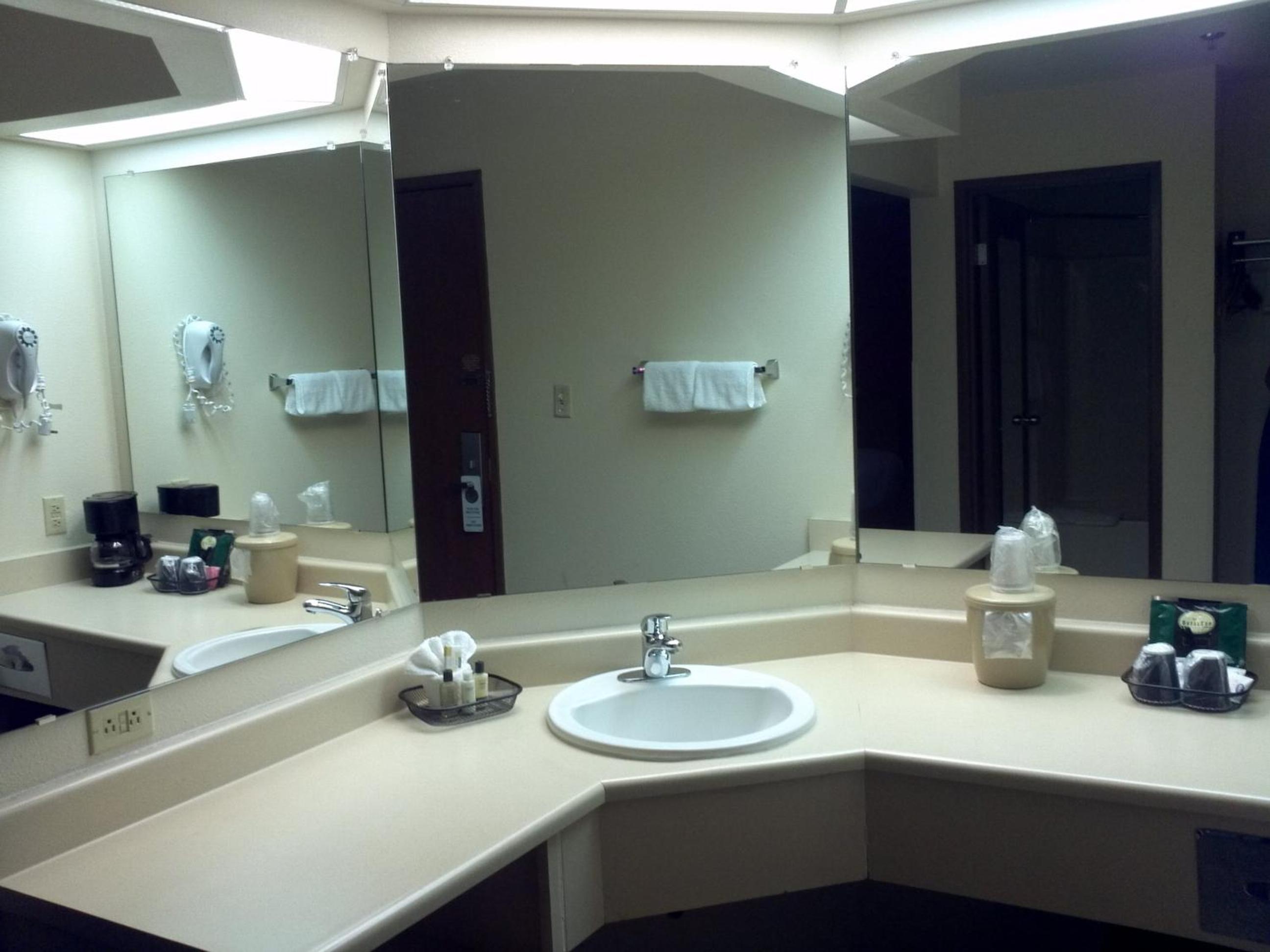Queen Room - Mobility Access/Smoking photo 2